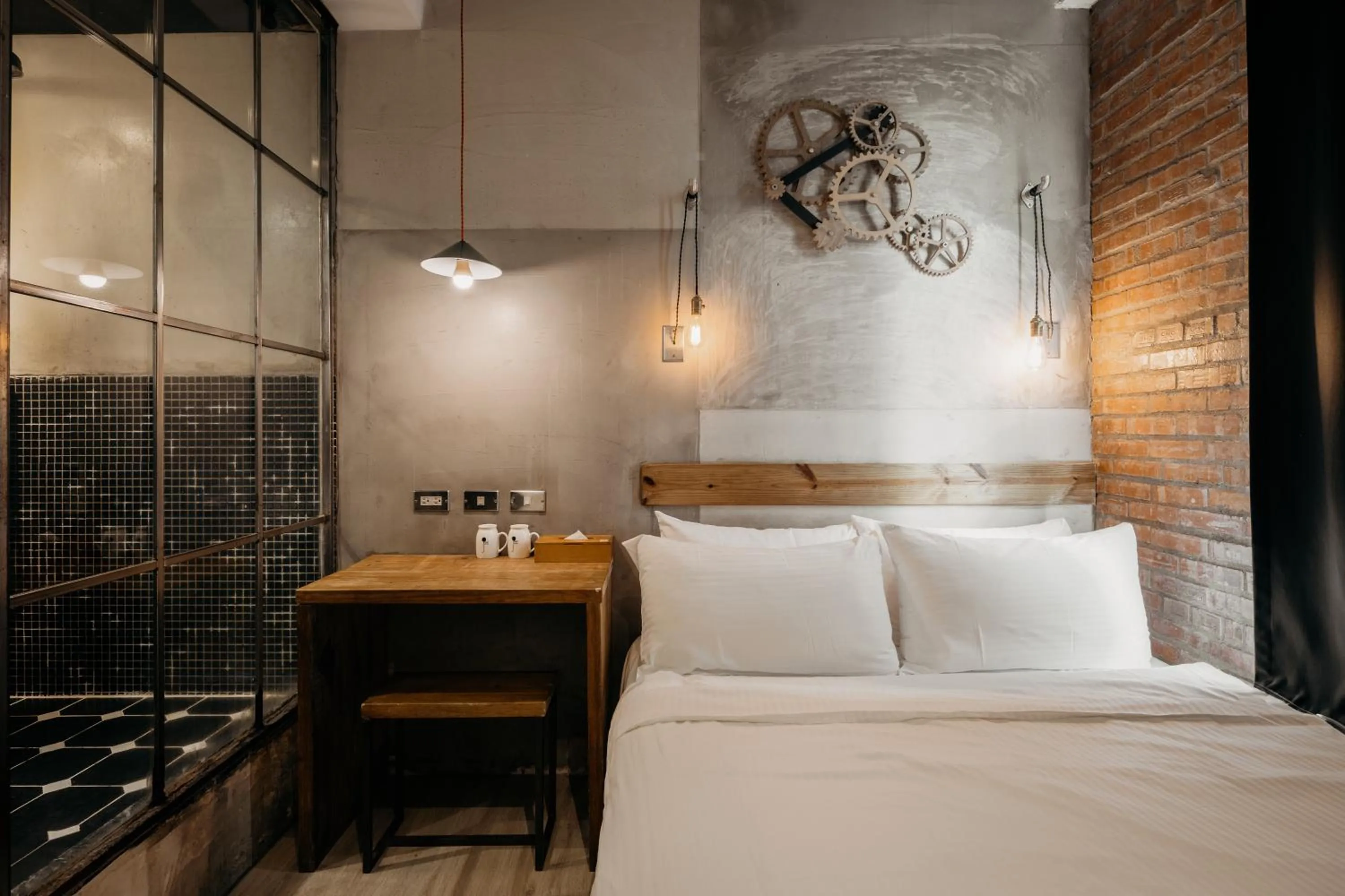 Bed in 禾裕 北車 Hey!U