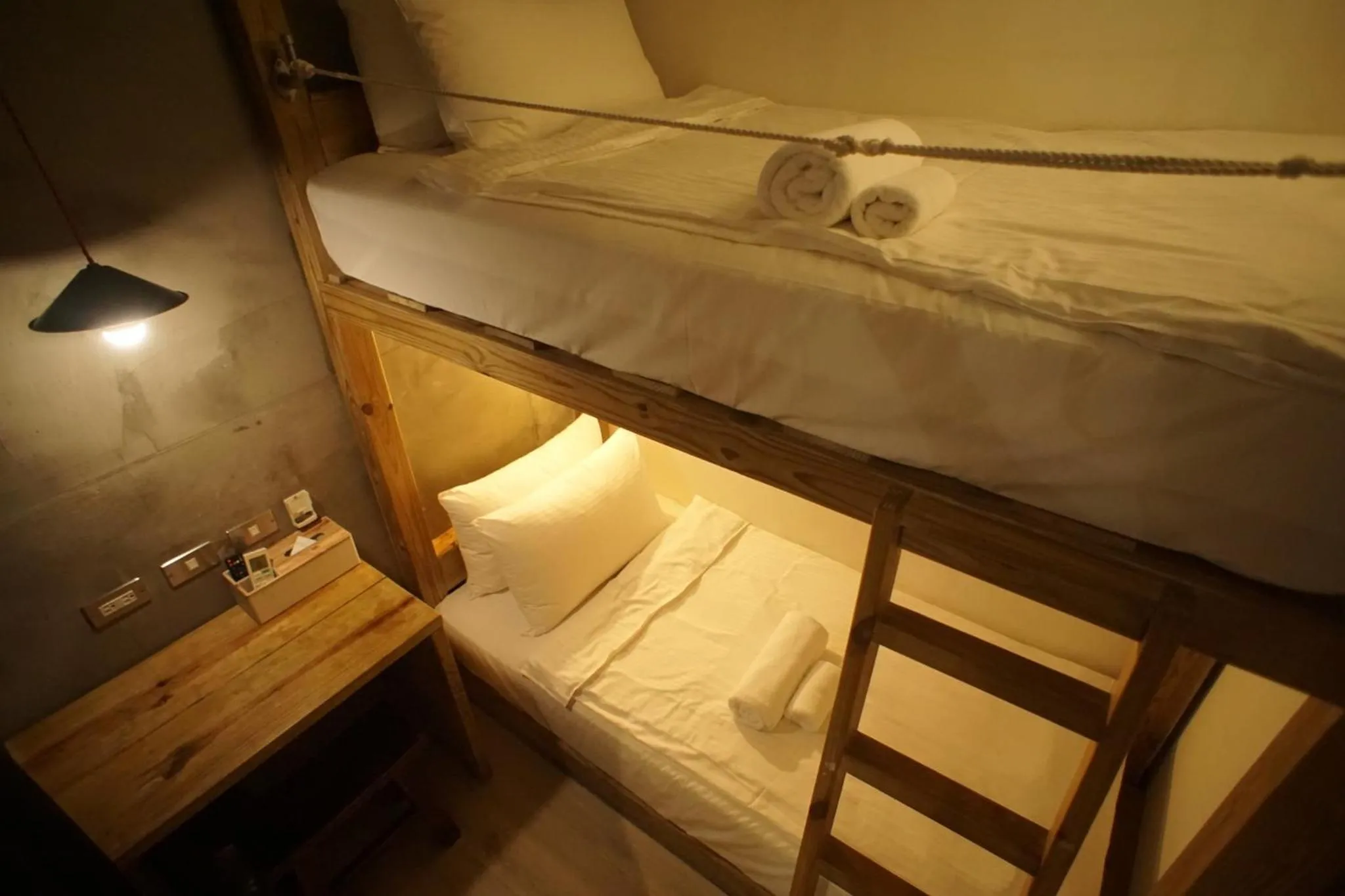 Bed in 禾裕 北車 Hey!U