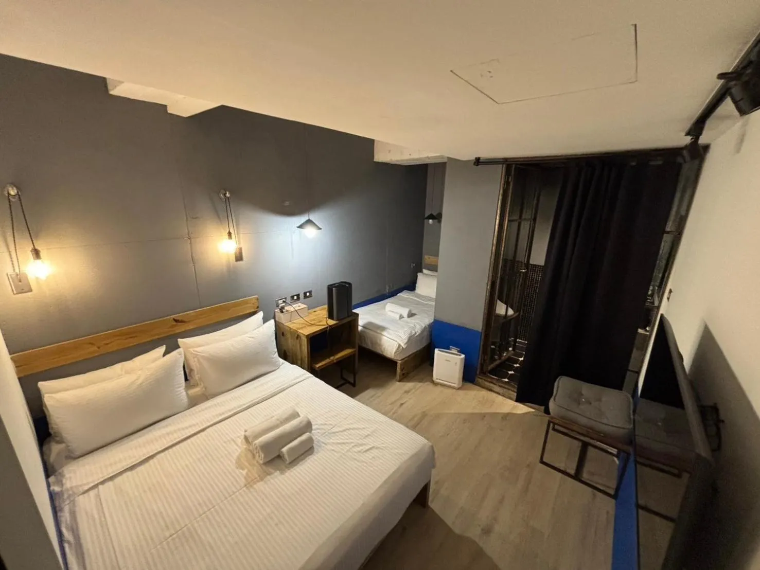 Bed in 禾裕 北車 Hey!U