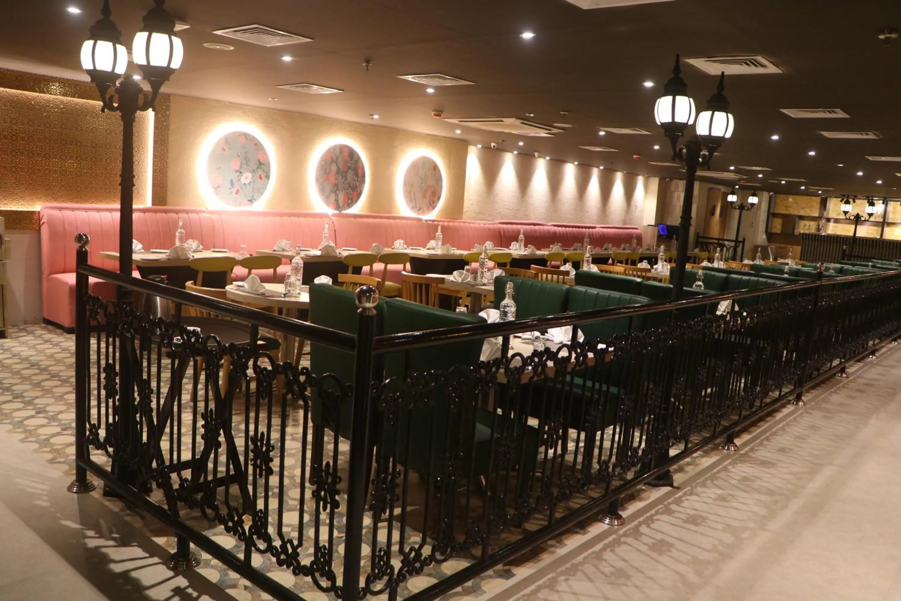 Restaurant/places to eat in SK Premium Park, World Square Mall