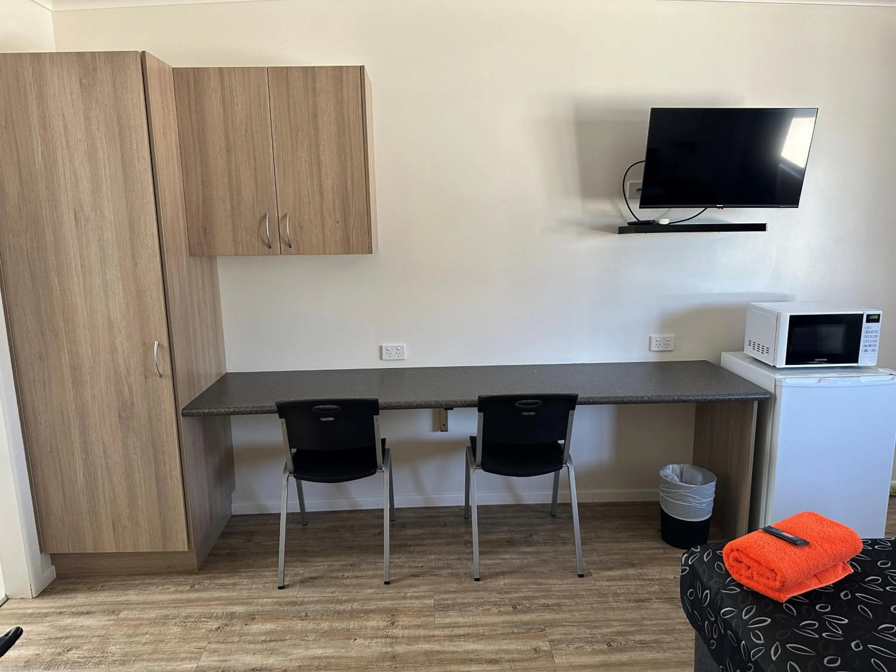 wardrobe in Winton Outback Motel