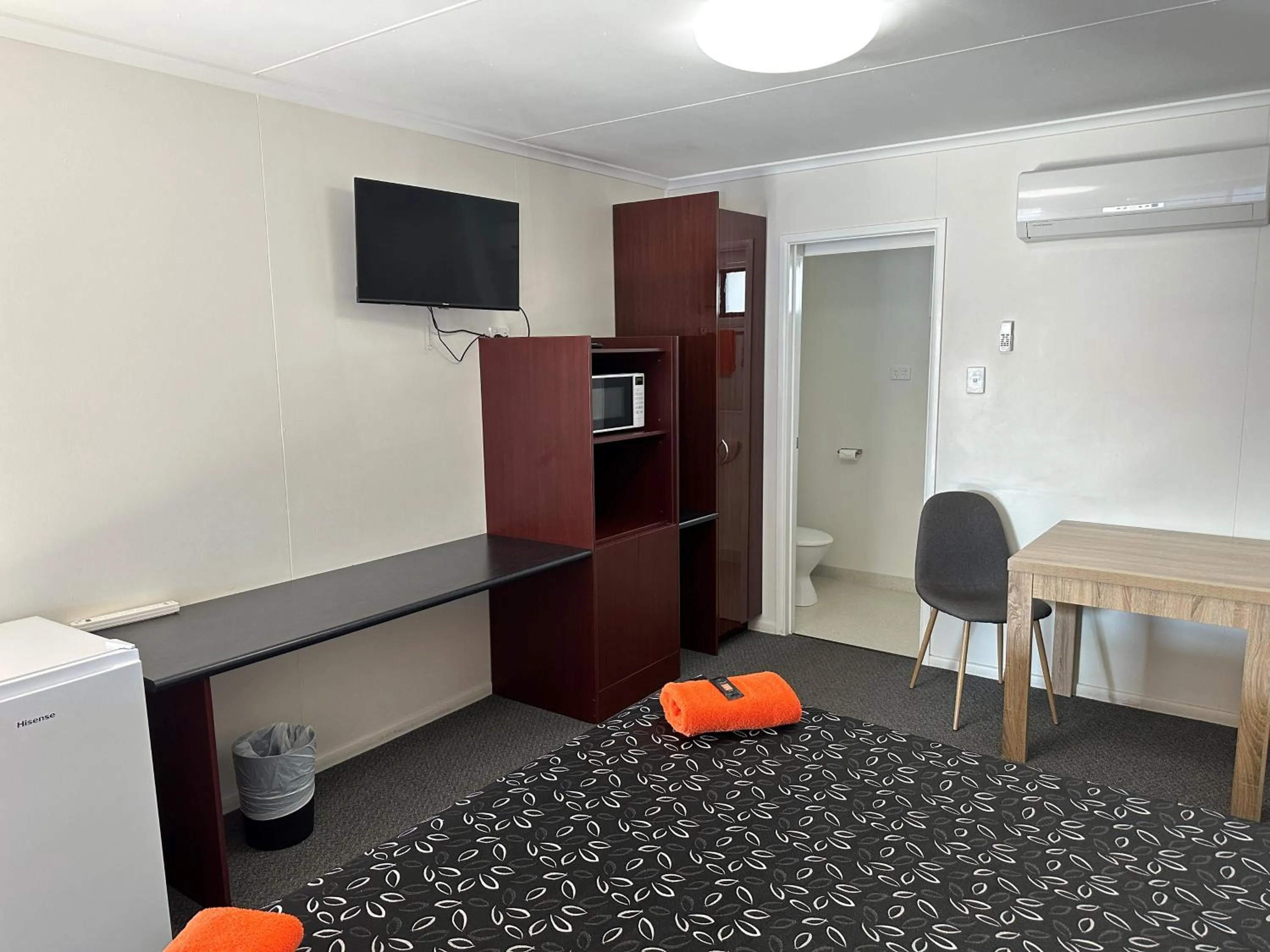 wardrobe in Winton Outback Motel