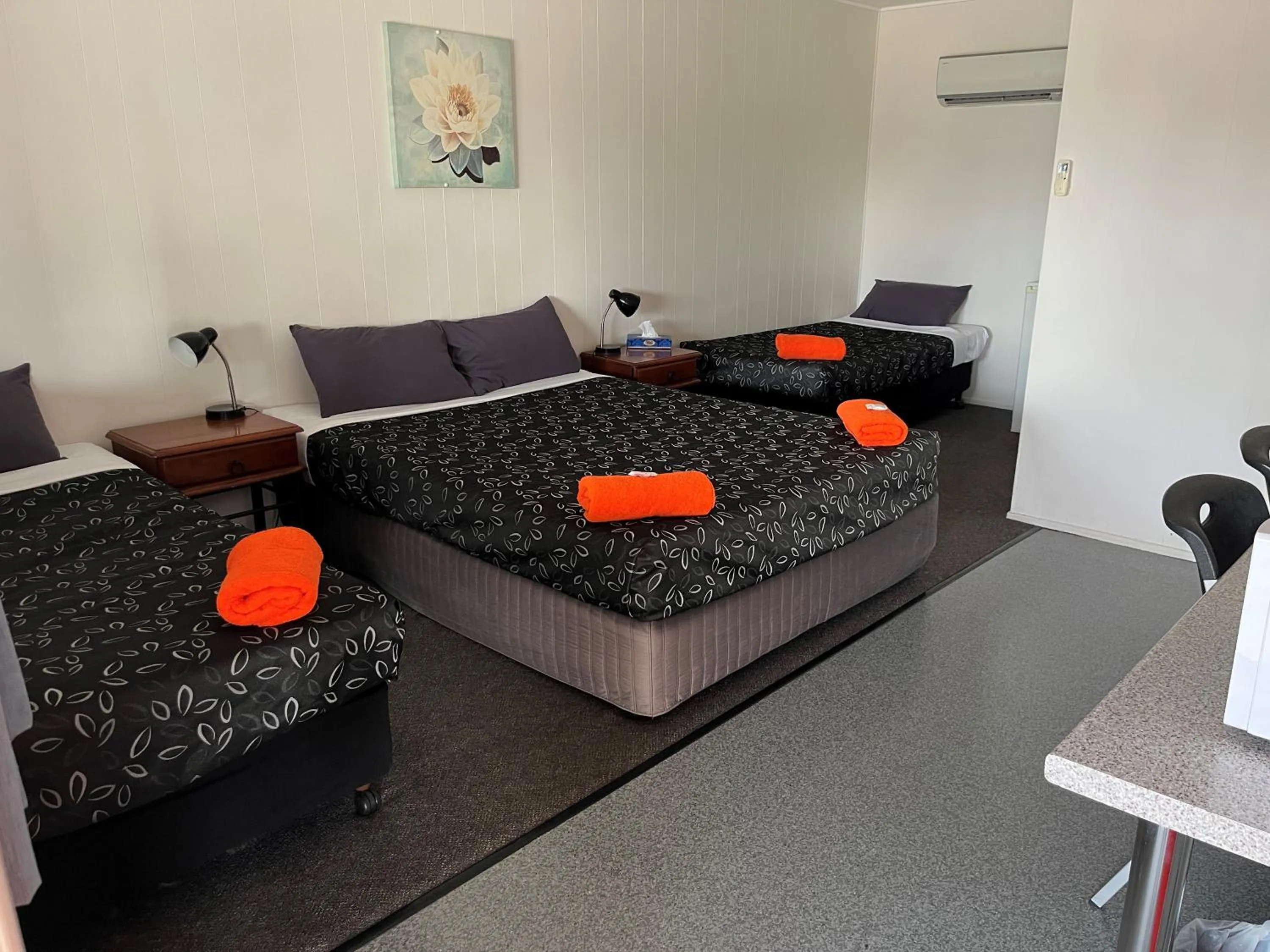 Bedroom, Bed in Winton Outback Motel