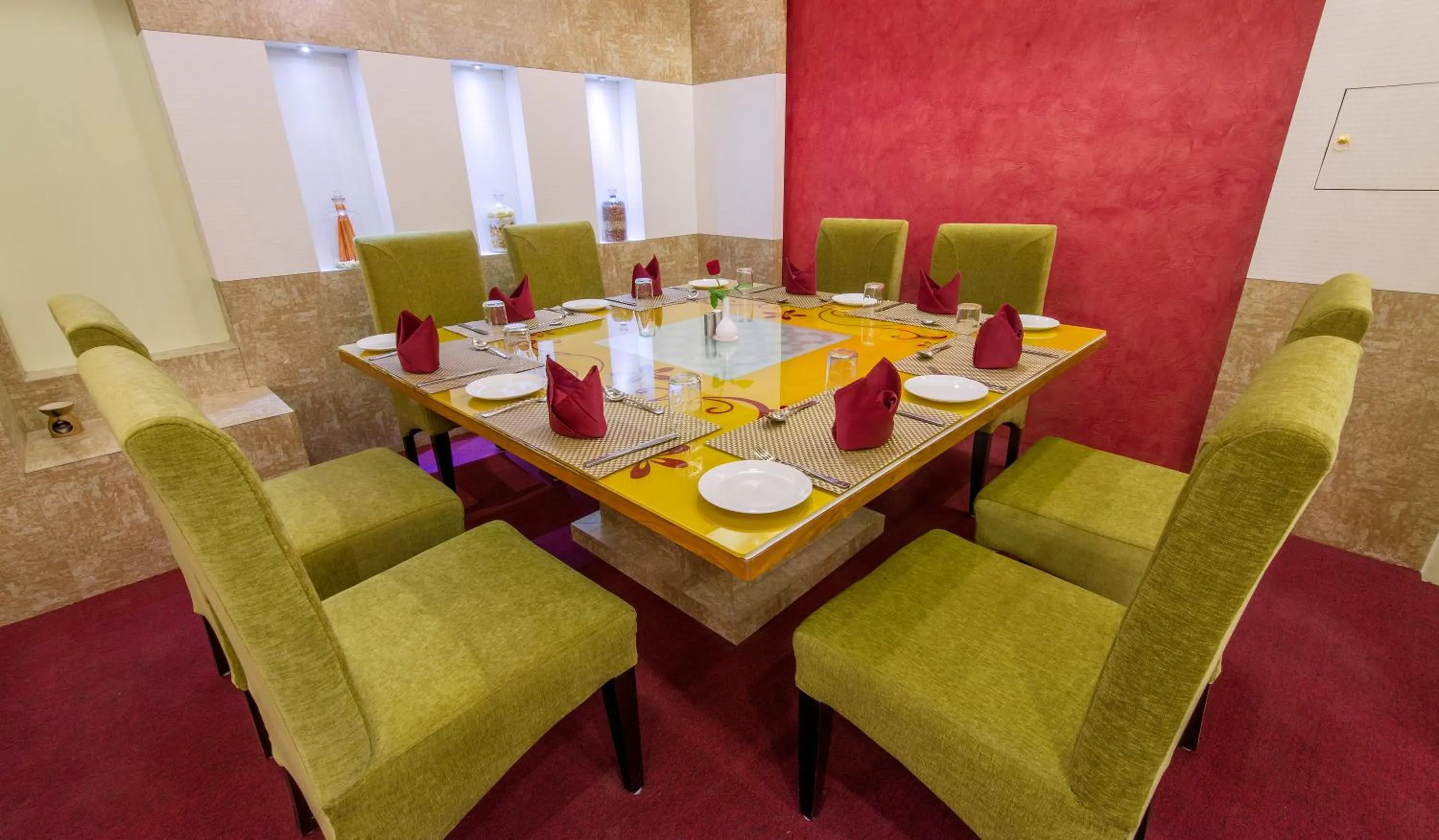 Restaurant/Places to Eat in Hotel Yash Regency