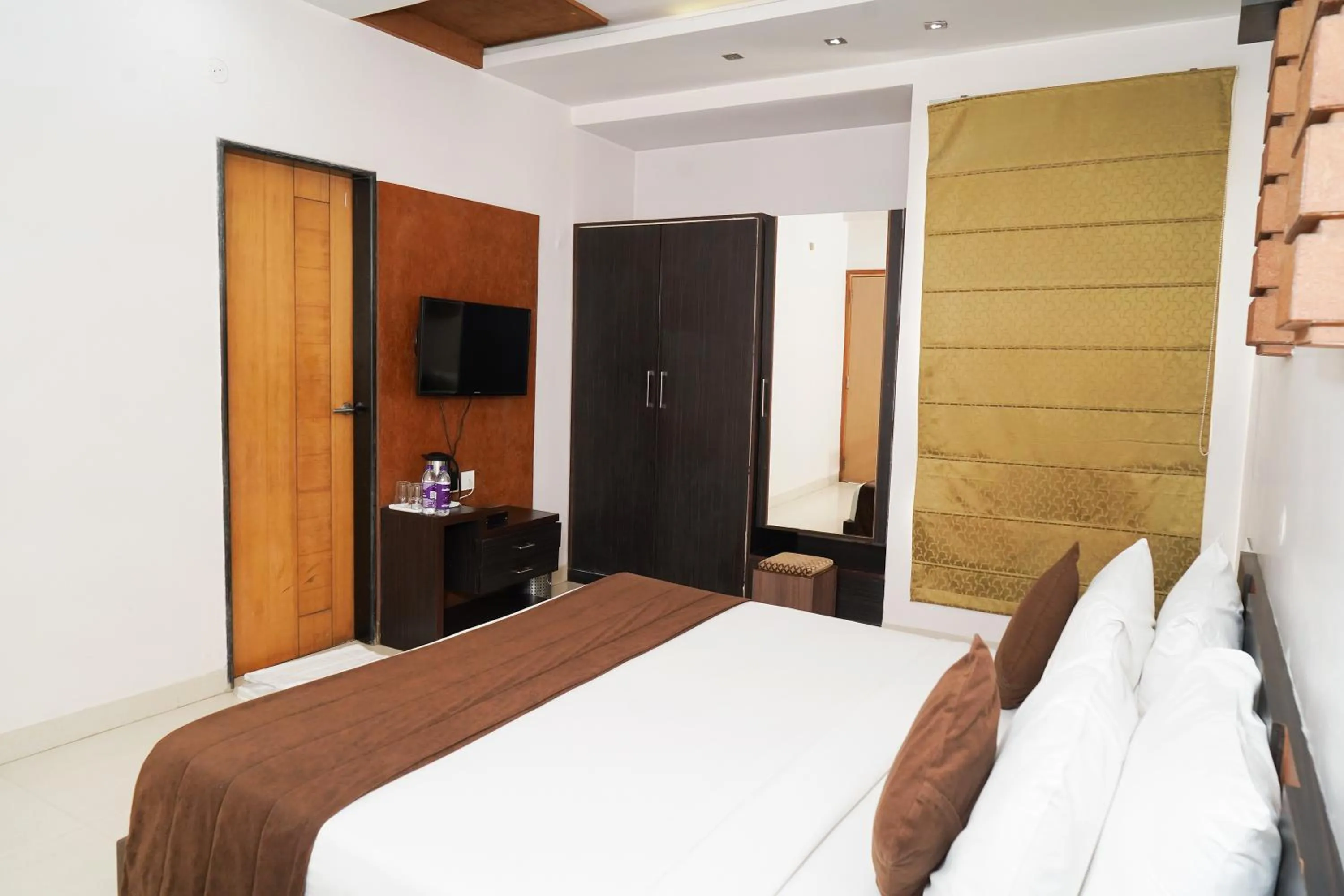 Bed in Hotel Yash Regency