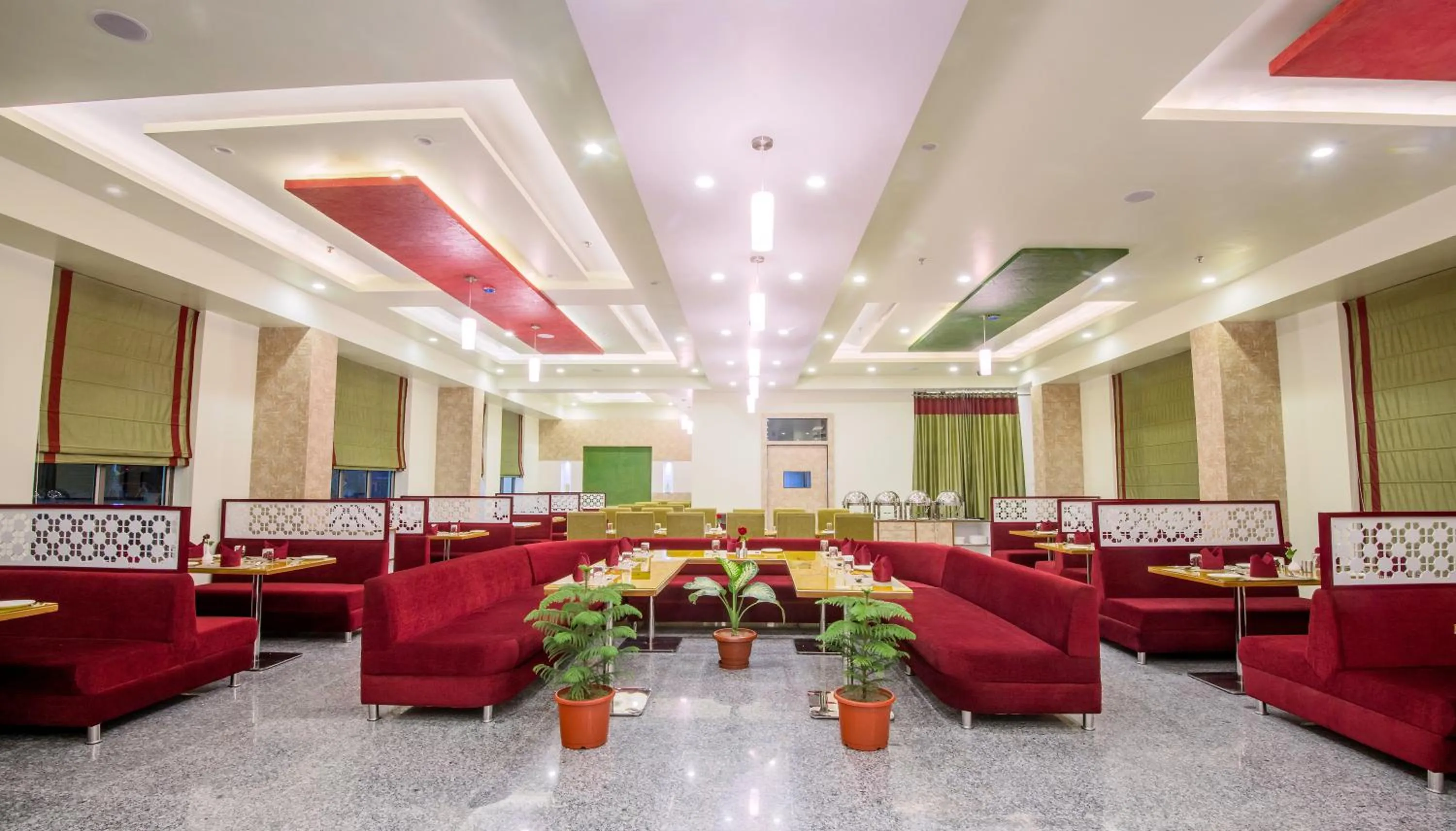 Restaurant/places to eat in Hotel Yash Regency
