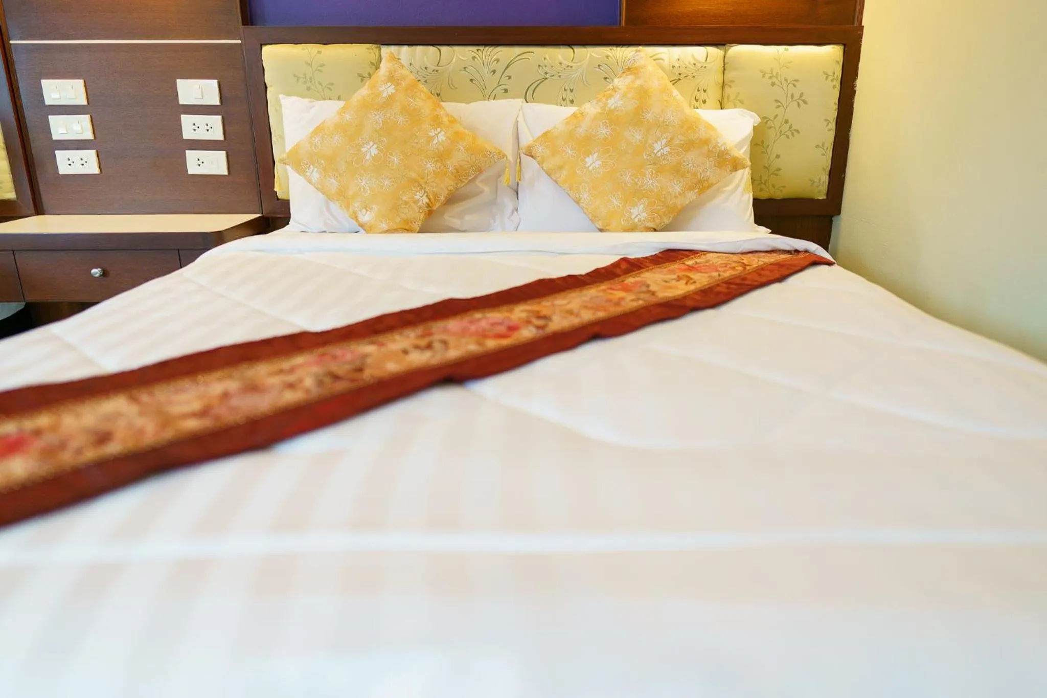 Bed in Thungtawan Hotel