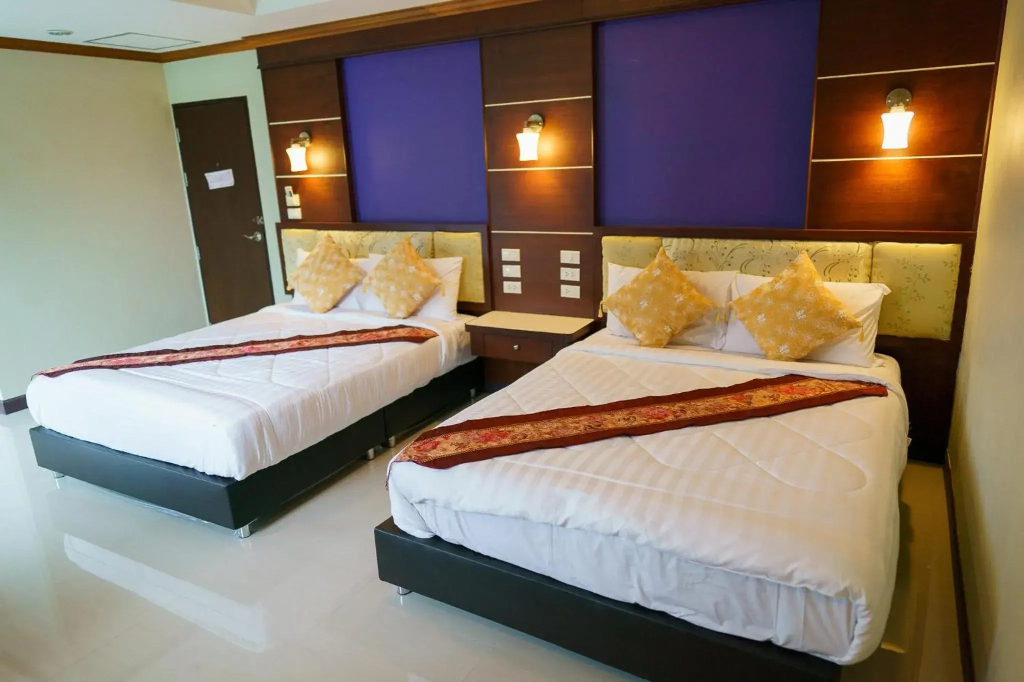 Deluxe Queen Room with Two Queen Beds in Thungtawan Hotel Deluxe Queen Room with Two Queen Beds in Thungtawan Hotel