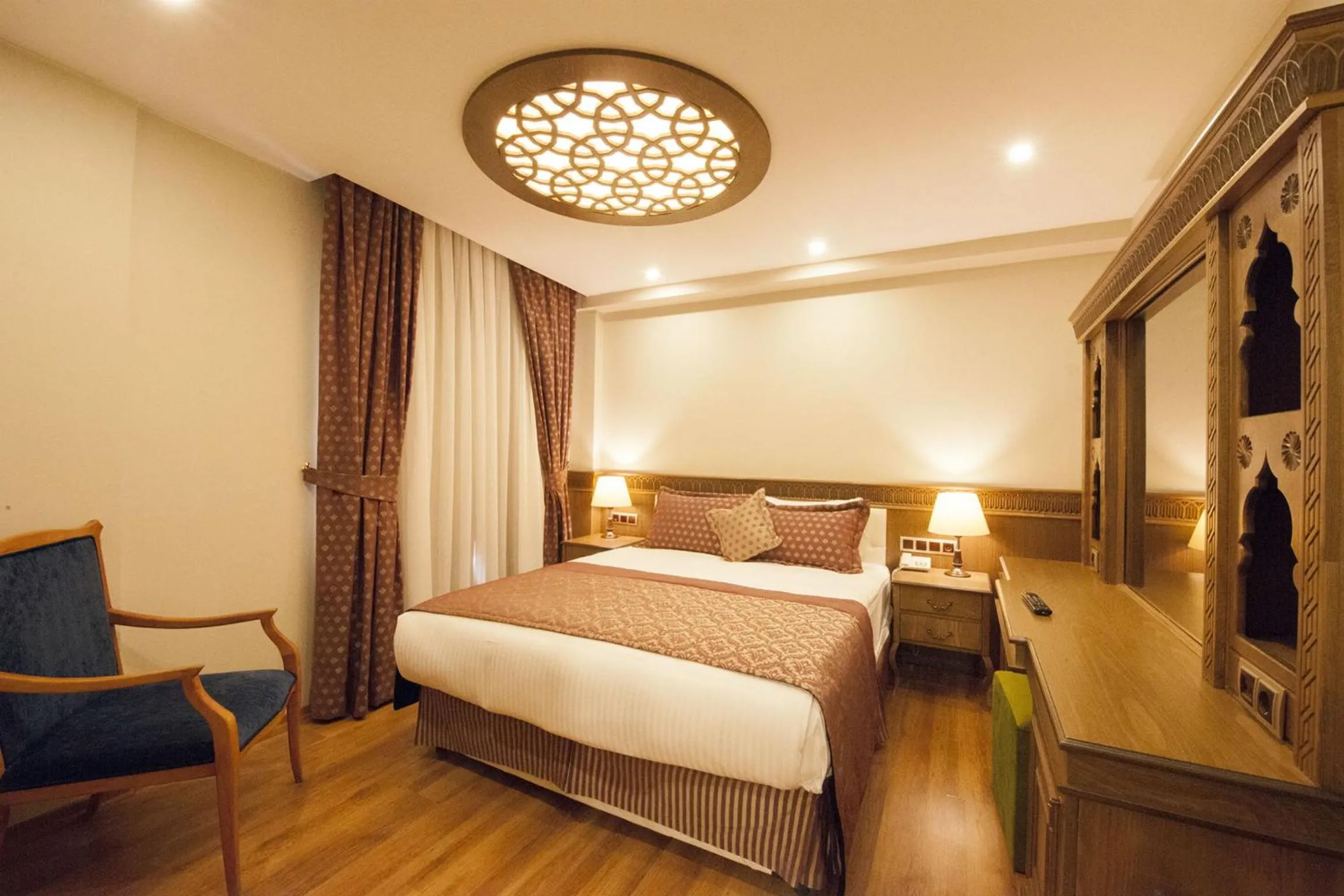 Bedroom, Bed in Hotel Ney