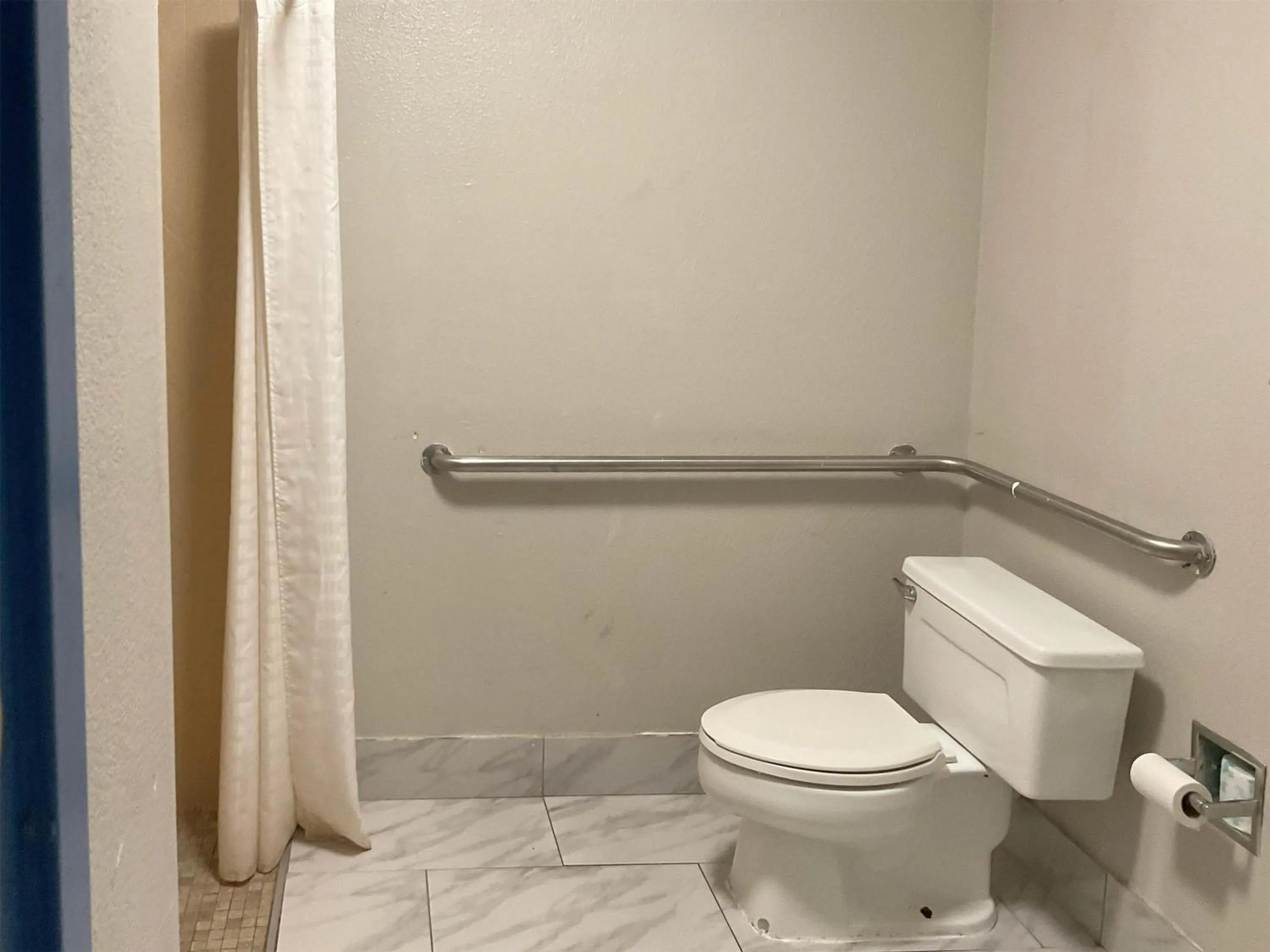 Bathroom in Motel 6 Baton Rouge East, LA I12