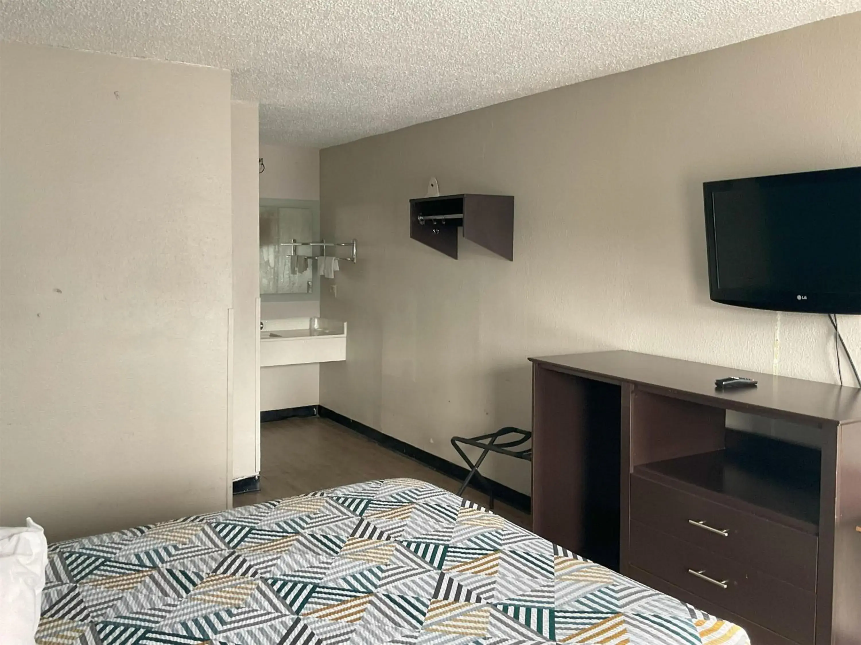 Queen Room - Disability Access - Non-Smoking in Motel 6 Baton Rouge East, LA I12 Queen Room - Disability Access - Non-Smoking in Motel 6 Baton Rouge East, LA I12