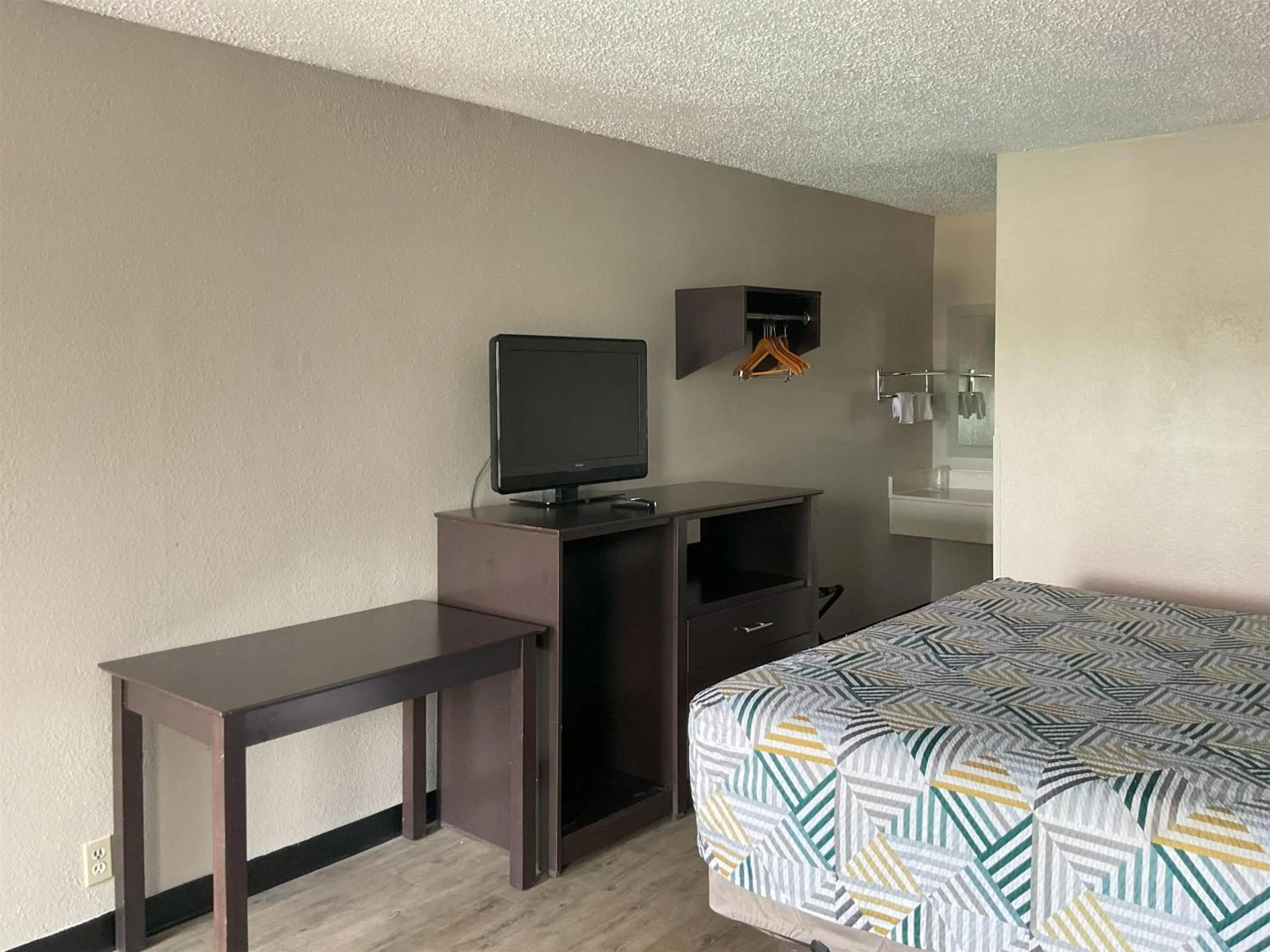 Bedroom, Bed in Motel 6 Baton Rouge East, LA I12
