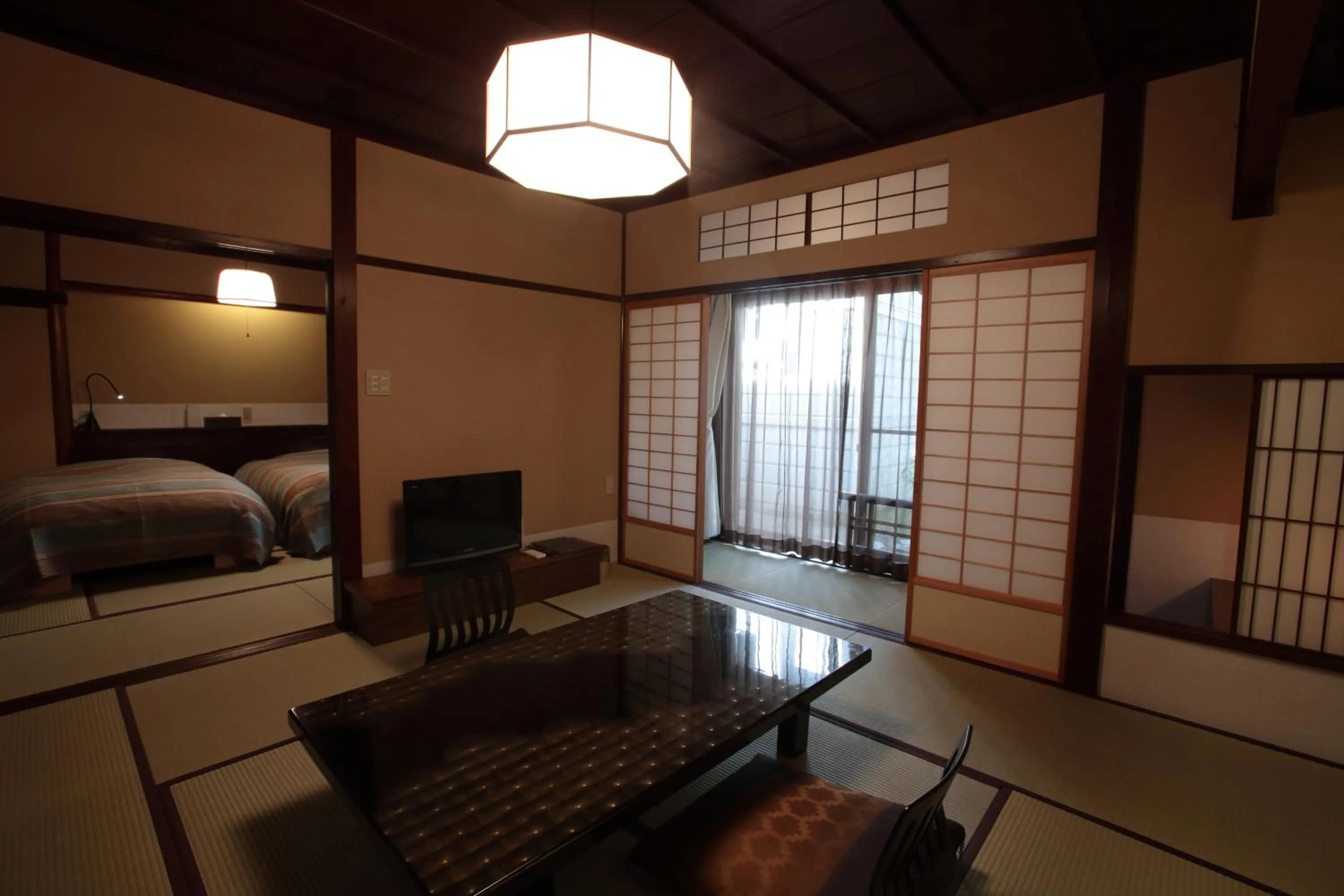 Living room, Bed in Motoyu Ishiya