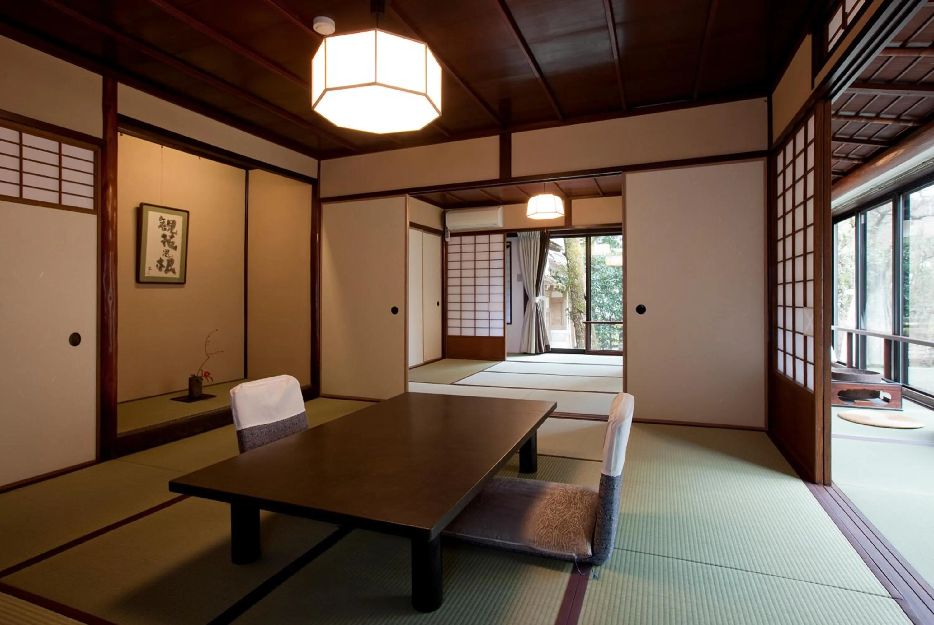 Living room, Bed in Motoyu Ishiya