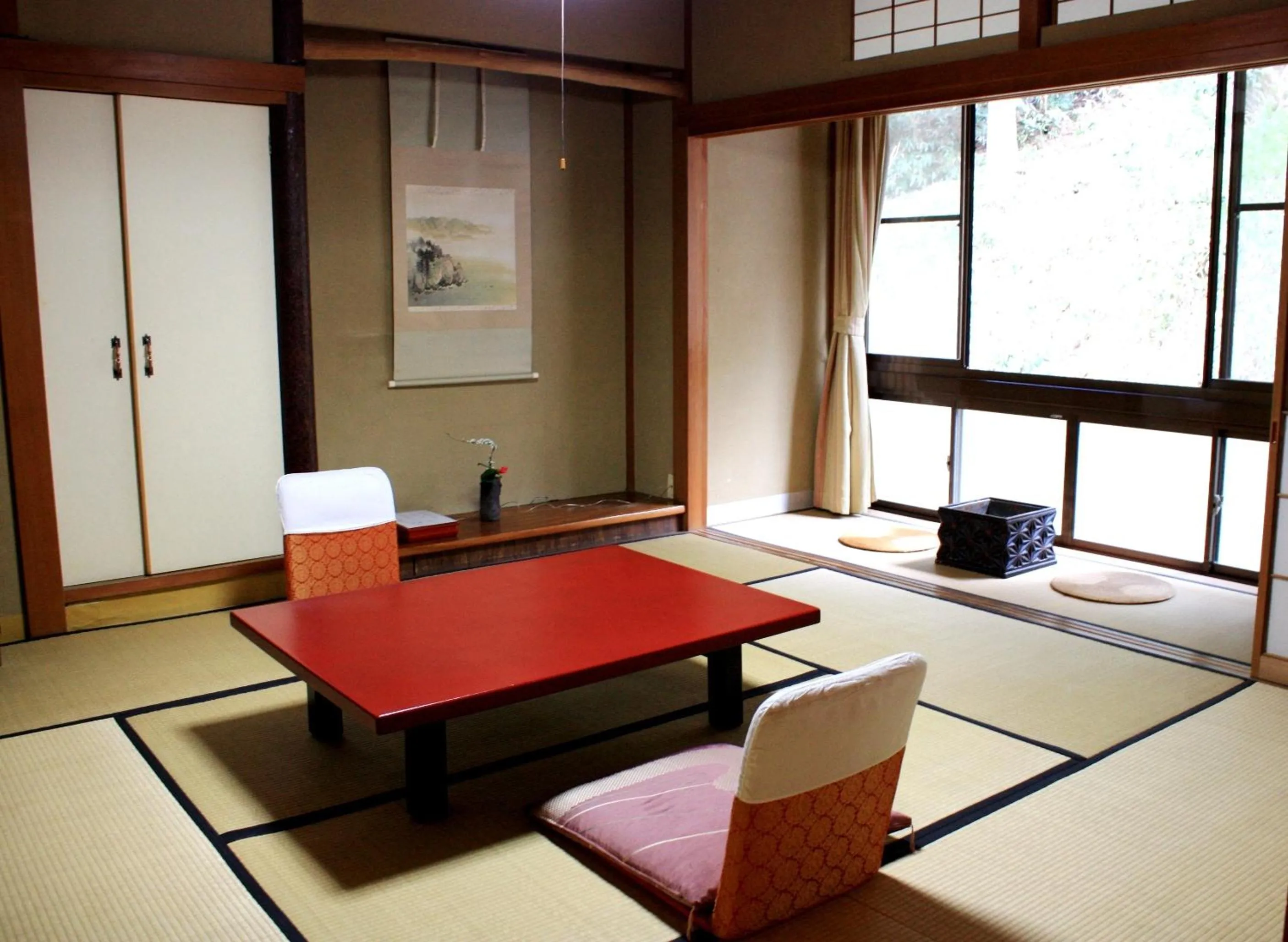 Photo of the whole room in Motoyu Ishiya