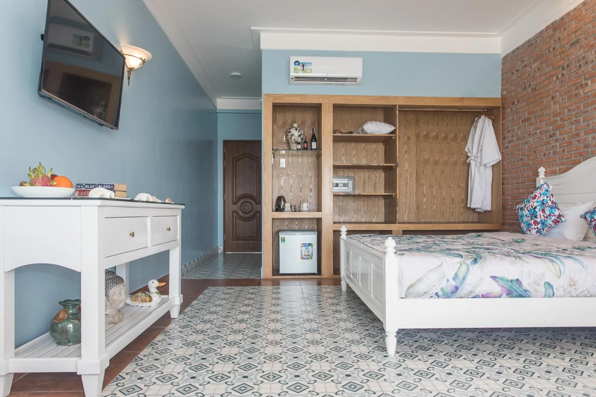 wardrobe, Bed in Grace Boutique Resort