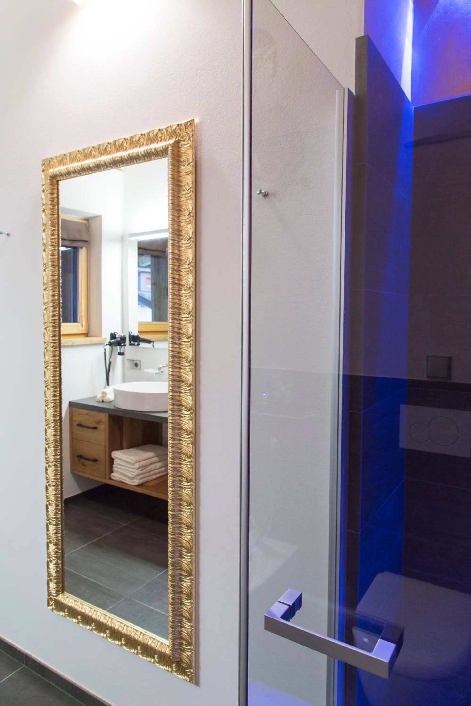 Shower, Bed in Mountainlodge Luxalpine