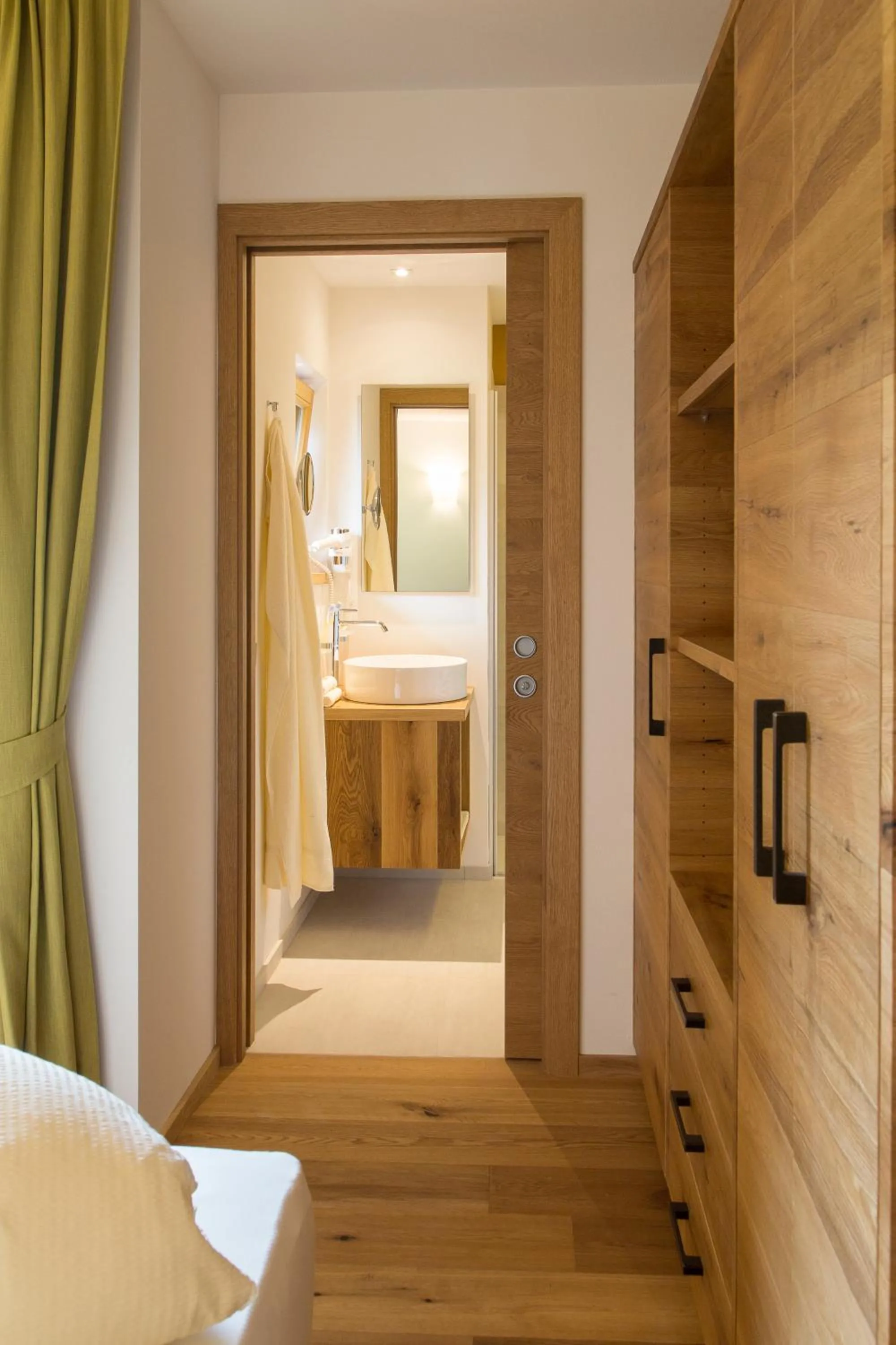 Shower, Bed in Mountainlodge Luxalpine