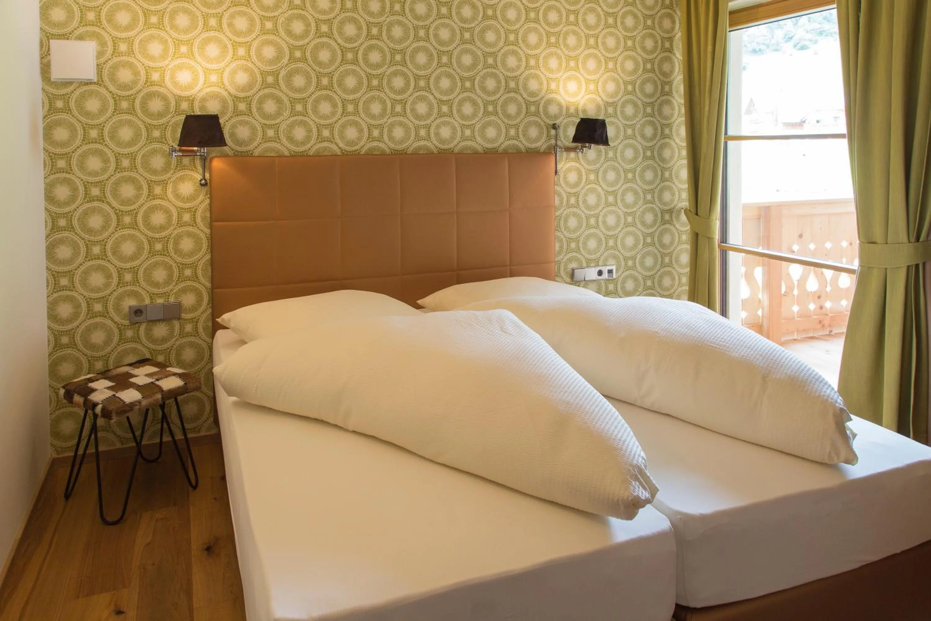 Shower, Bed in Mountainlodge Luxalpine