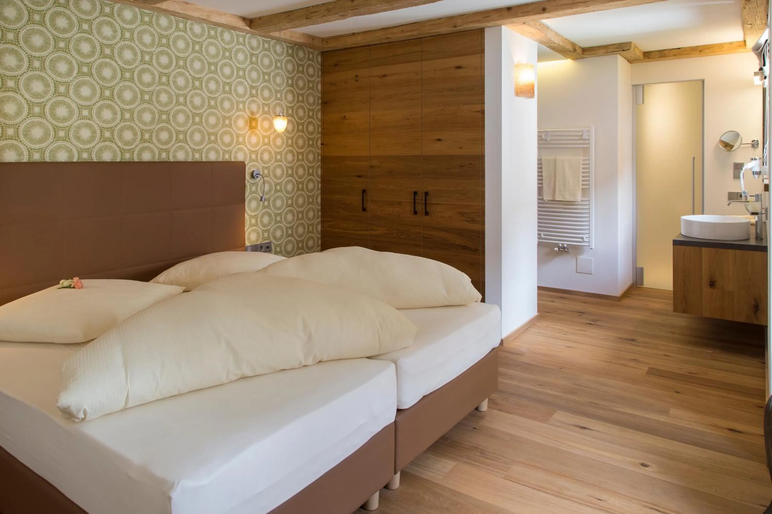 Shower, Bed in Mountainlodge Luxalpine