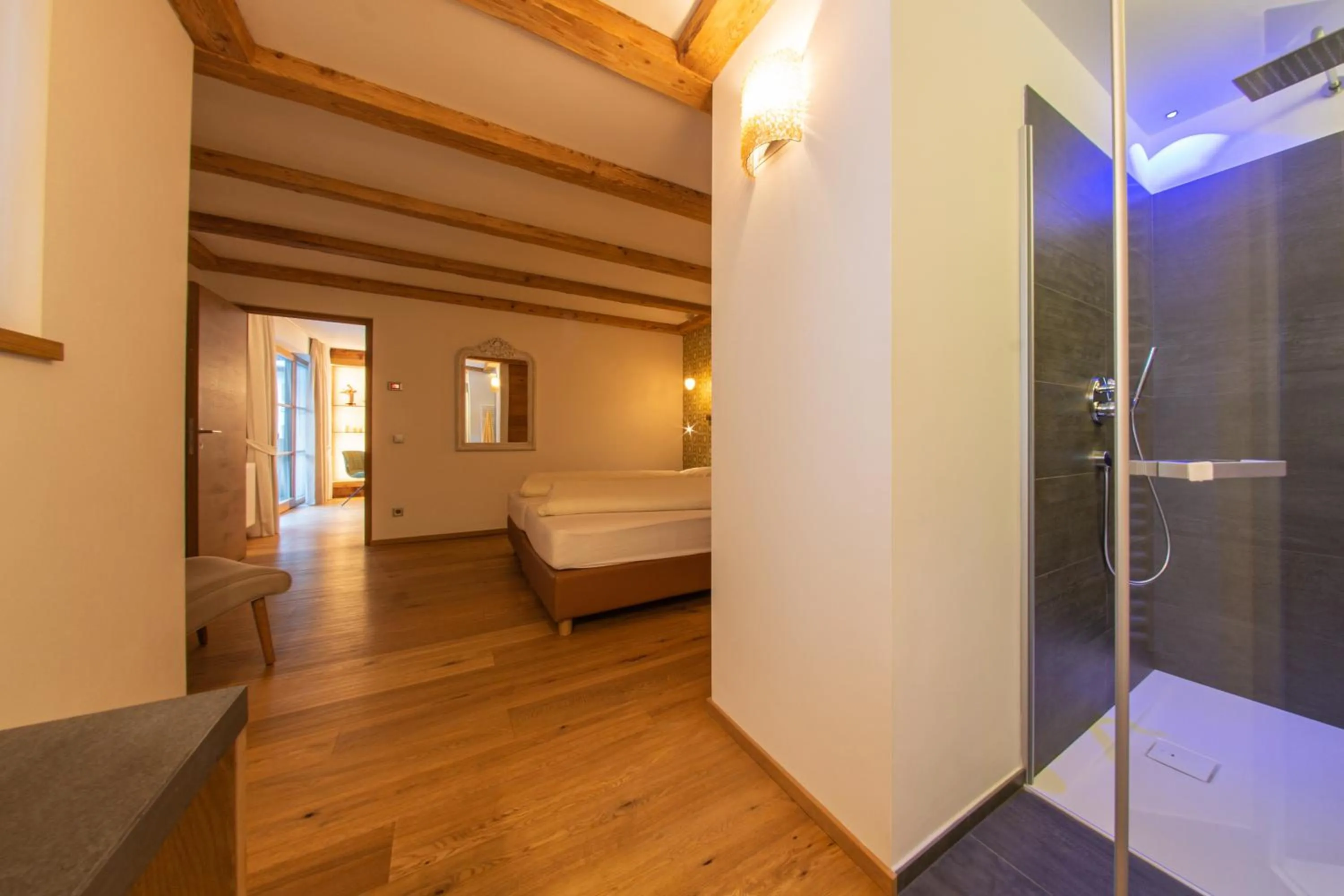 Shower, Bed in Mountainlodge Luxalpine