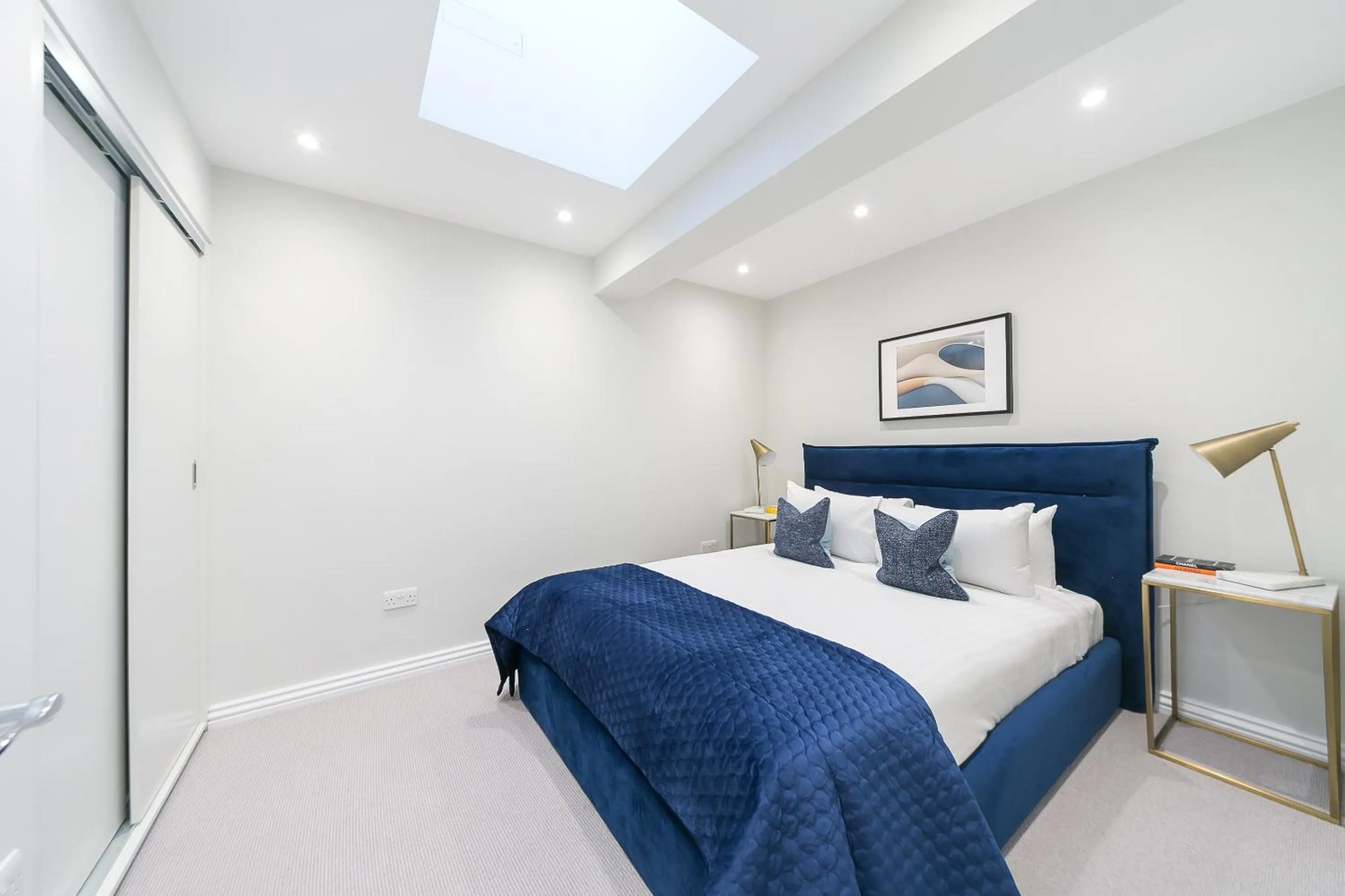 Bedroom, Bed in Urban Chic - Drury