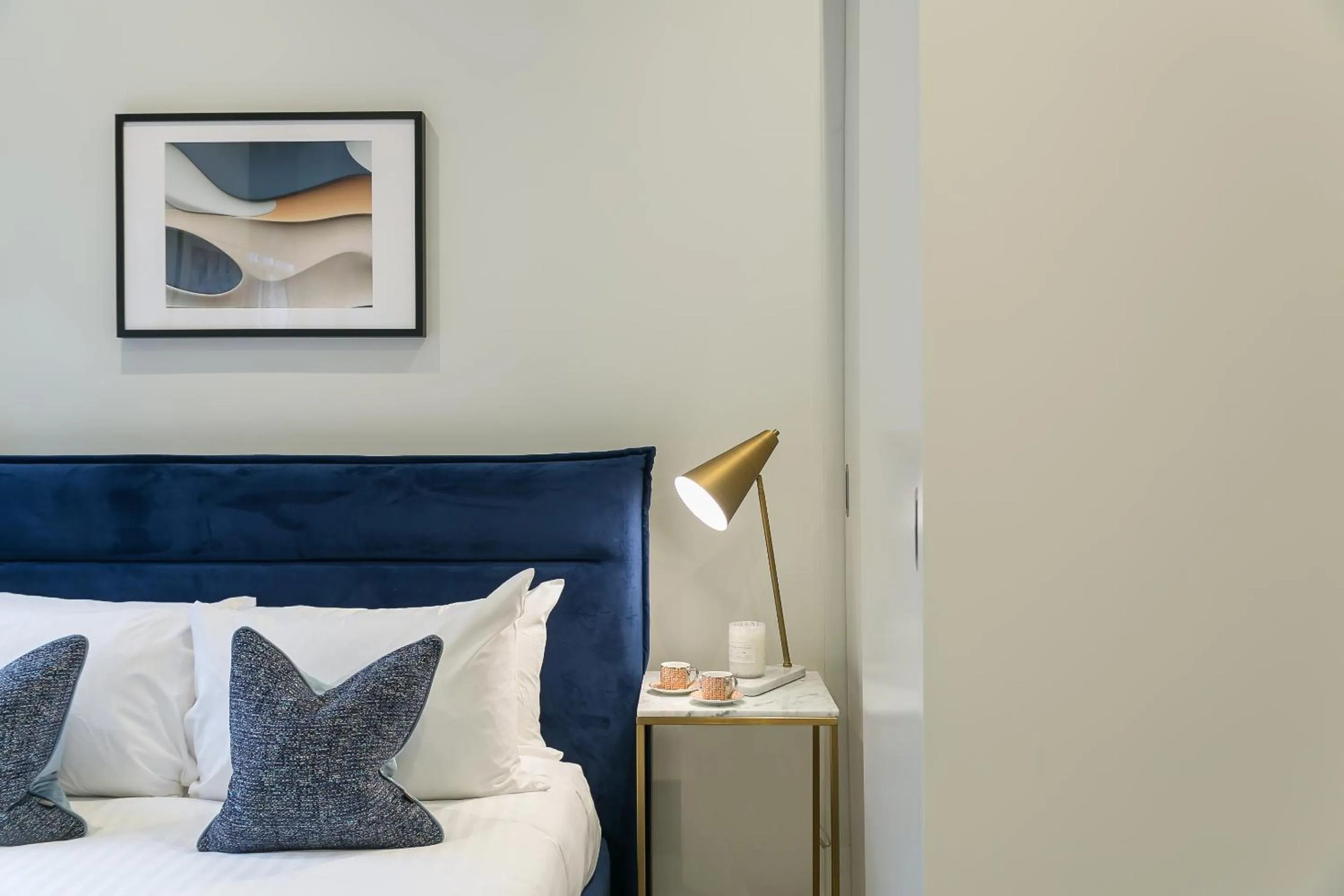 Bedroom, Bed in Urban Chic - Drury