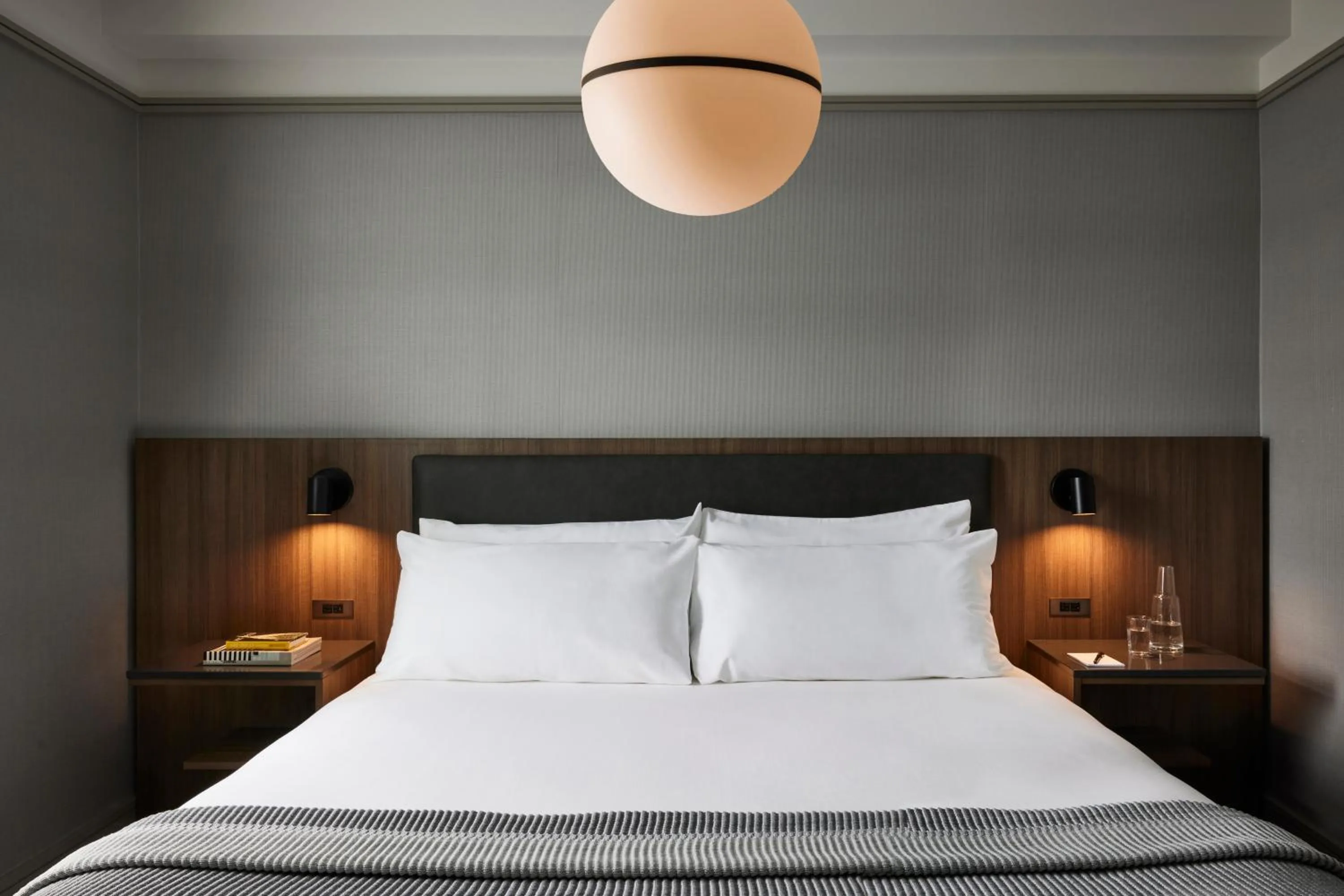 Bed in The Melrose Hotel