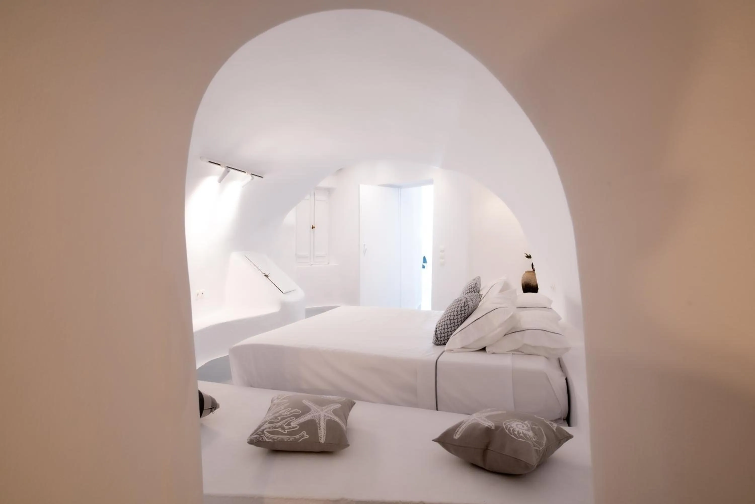 Bedroom, Bed in Heavens Edge