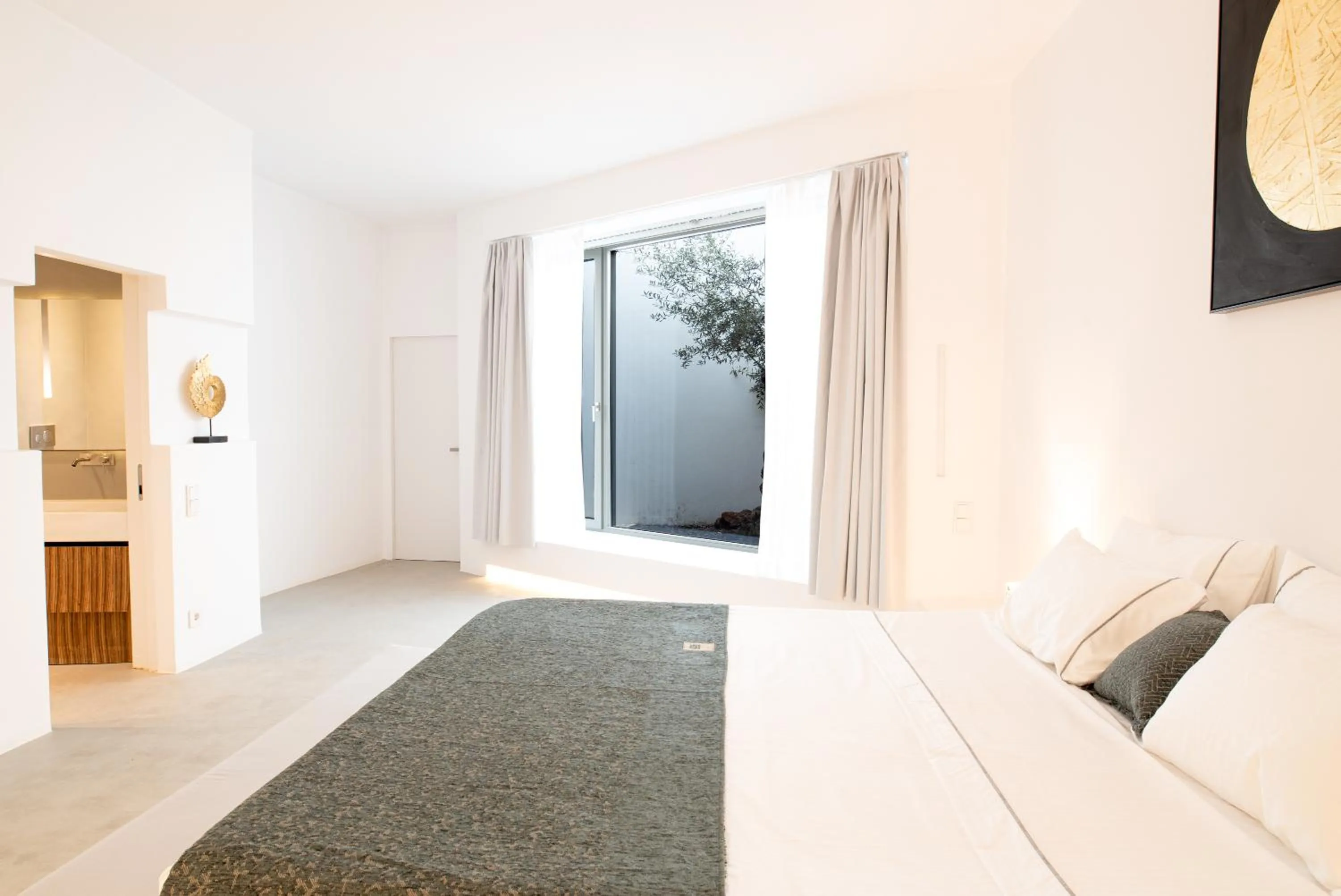 Bedroom, Bed in Heavens Edge