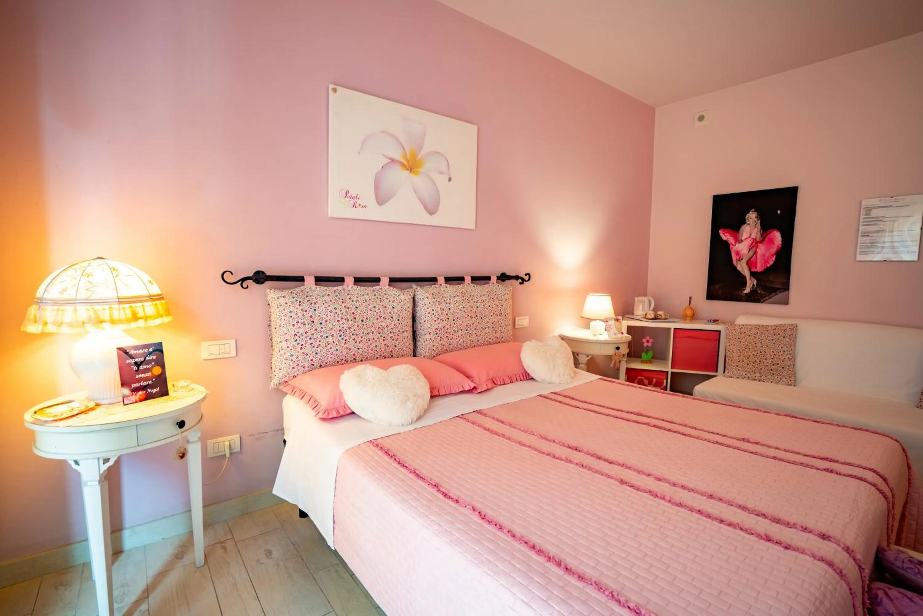 Bed in Petali Rosa