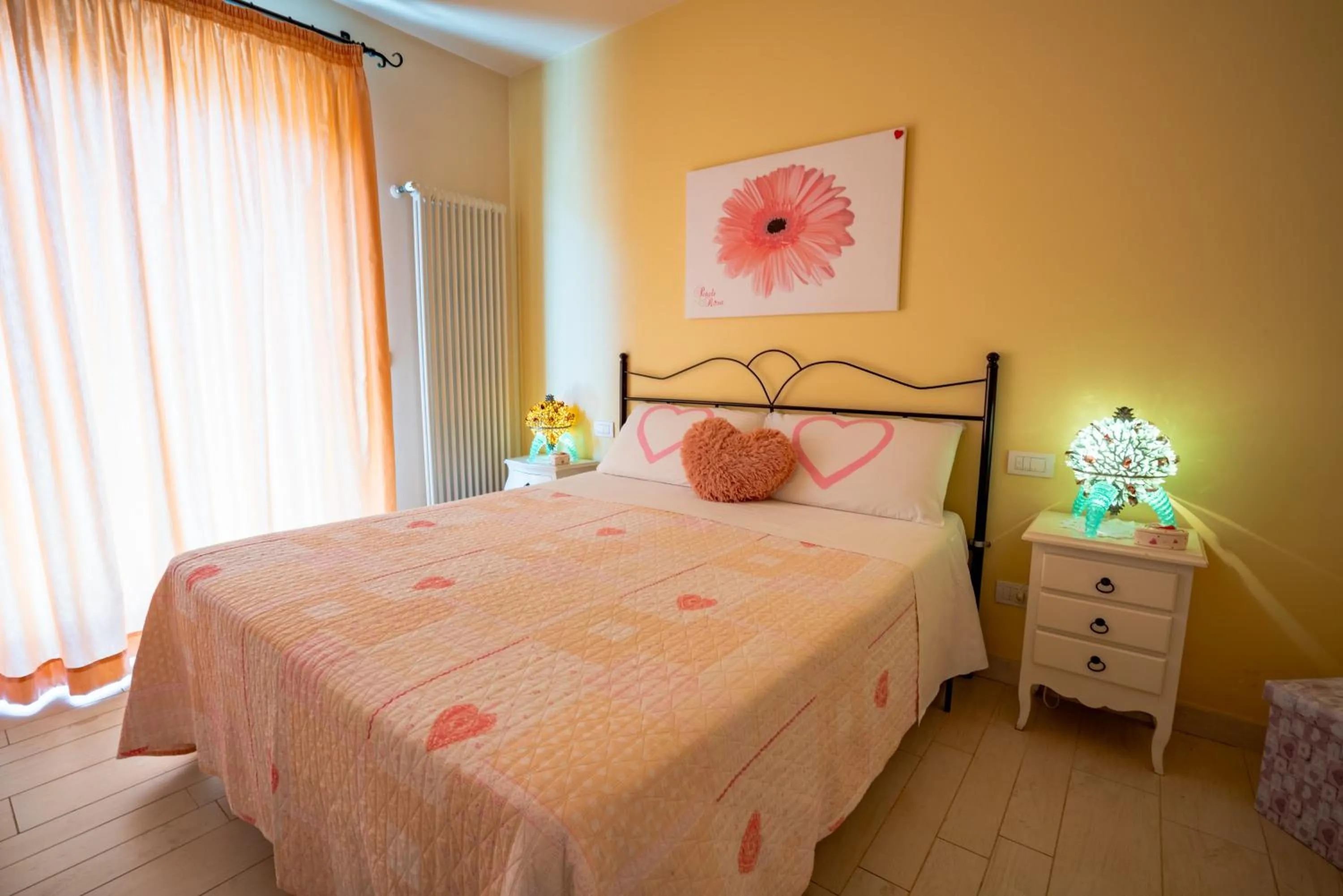 Bed in Petali Rosa