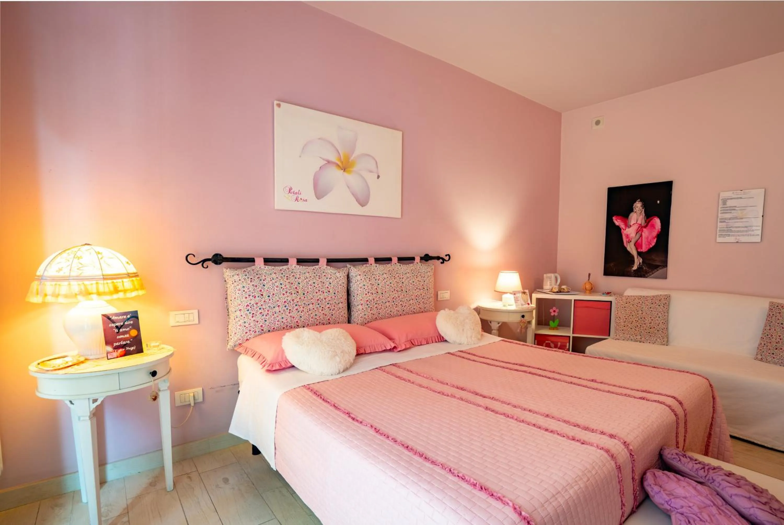 Bed in Petali Rosa