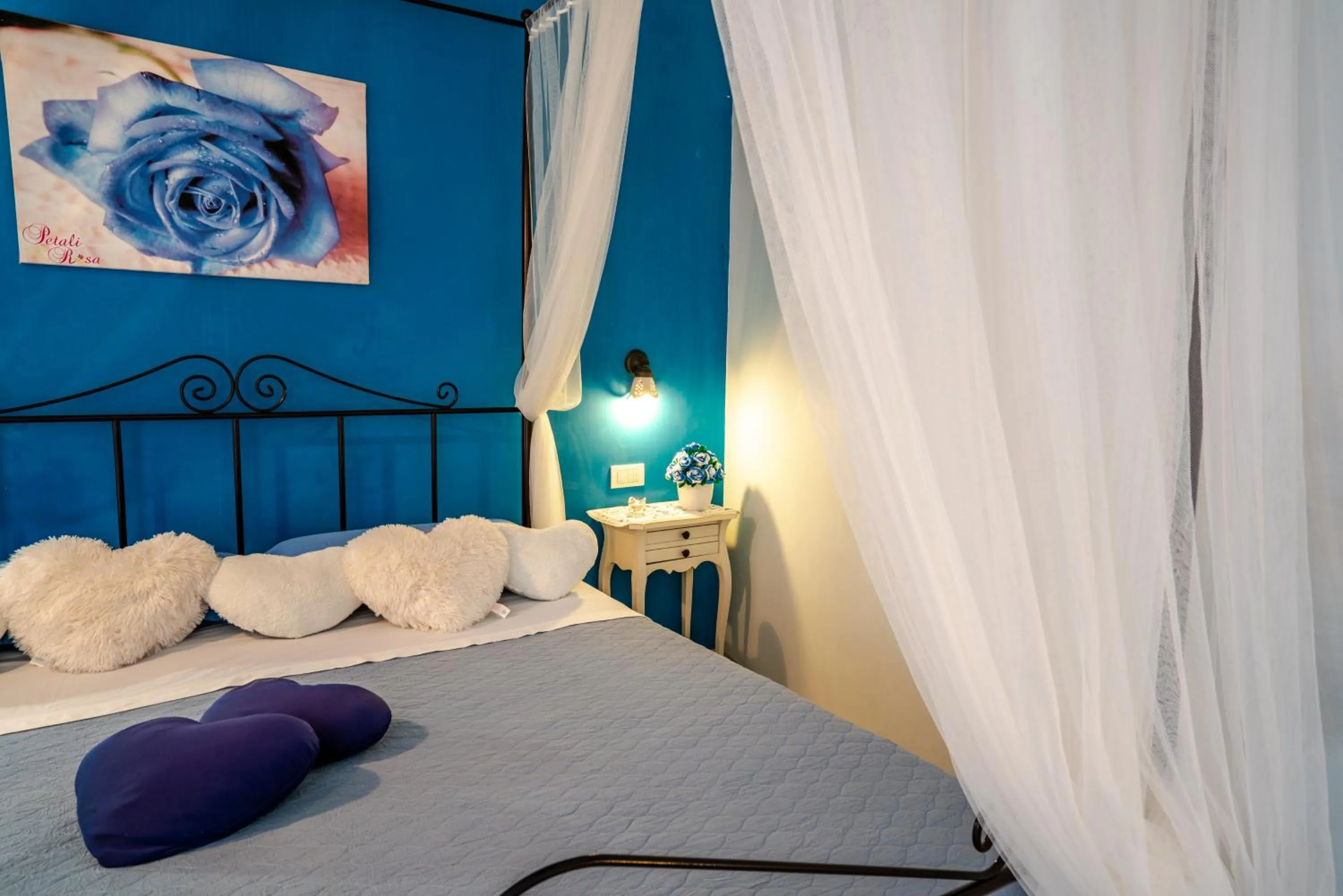 Bed in Petali Rosa