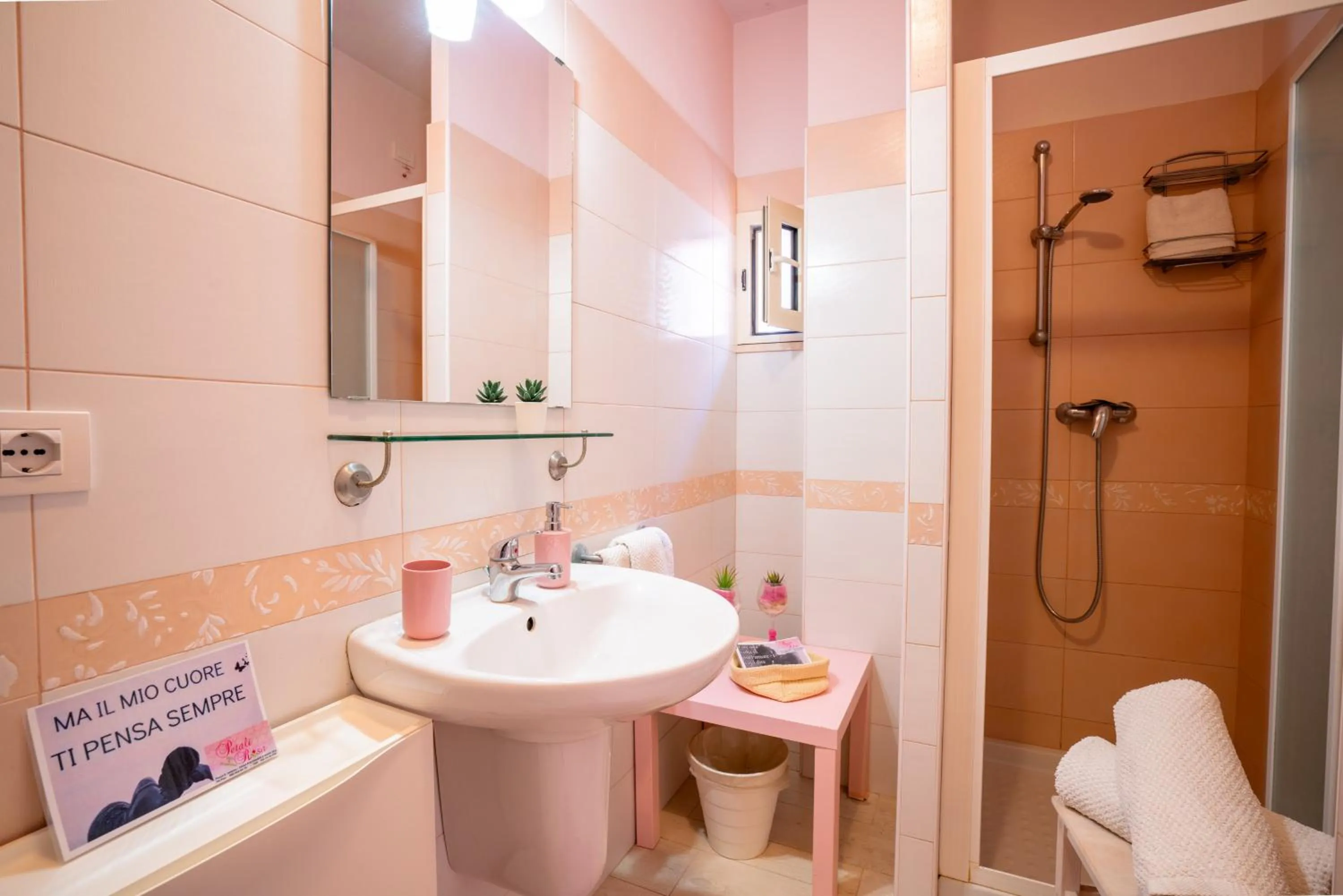 Shower in Petali Rosa