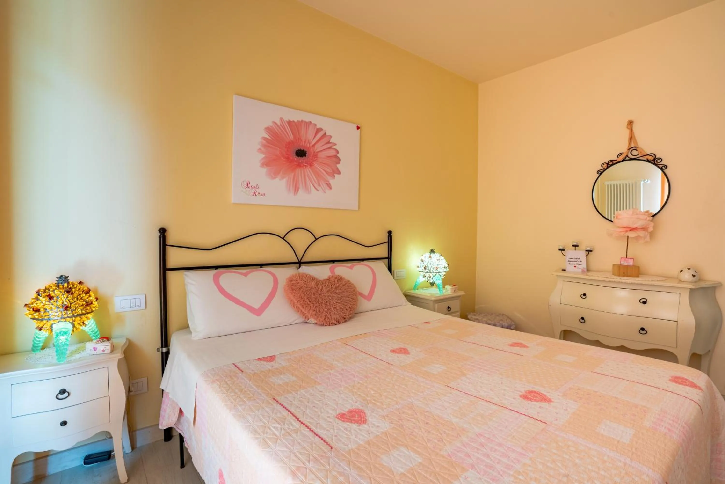 Bed in Petali Rosa