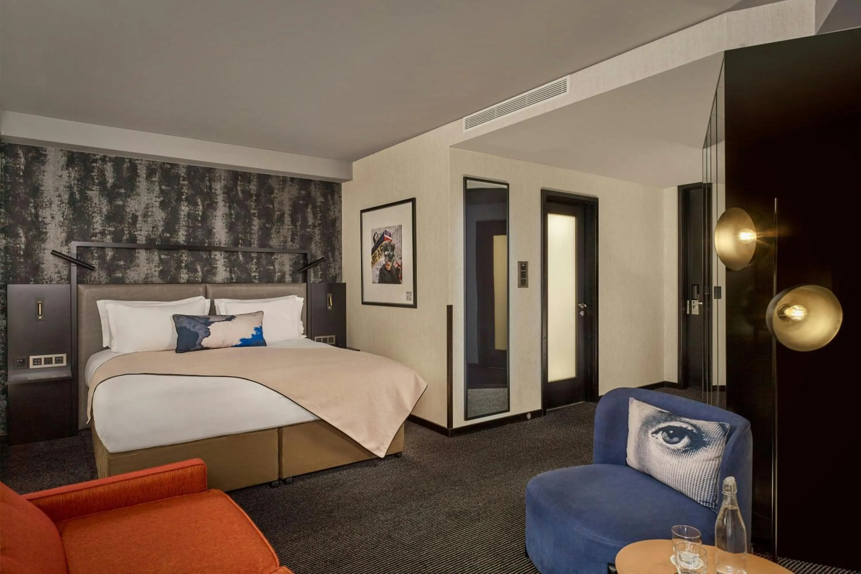 Photo of the whole room, Bed in Montcalm East, Autograph Collection