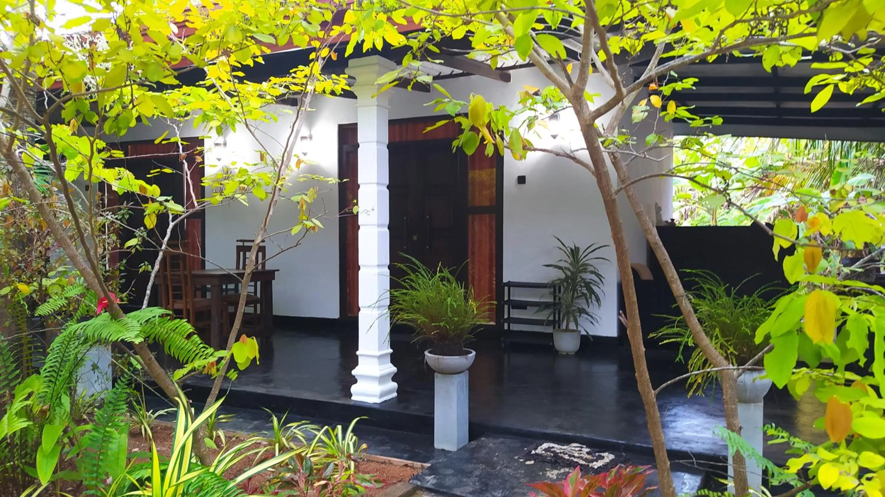 King Room with Garden View - single occupancy in Yashi's Place Sigiriya