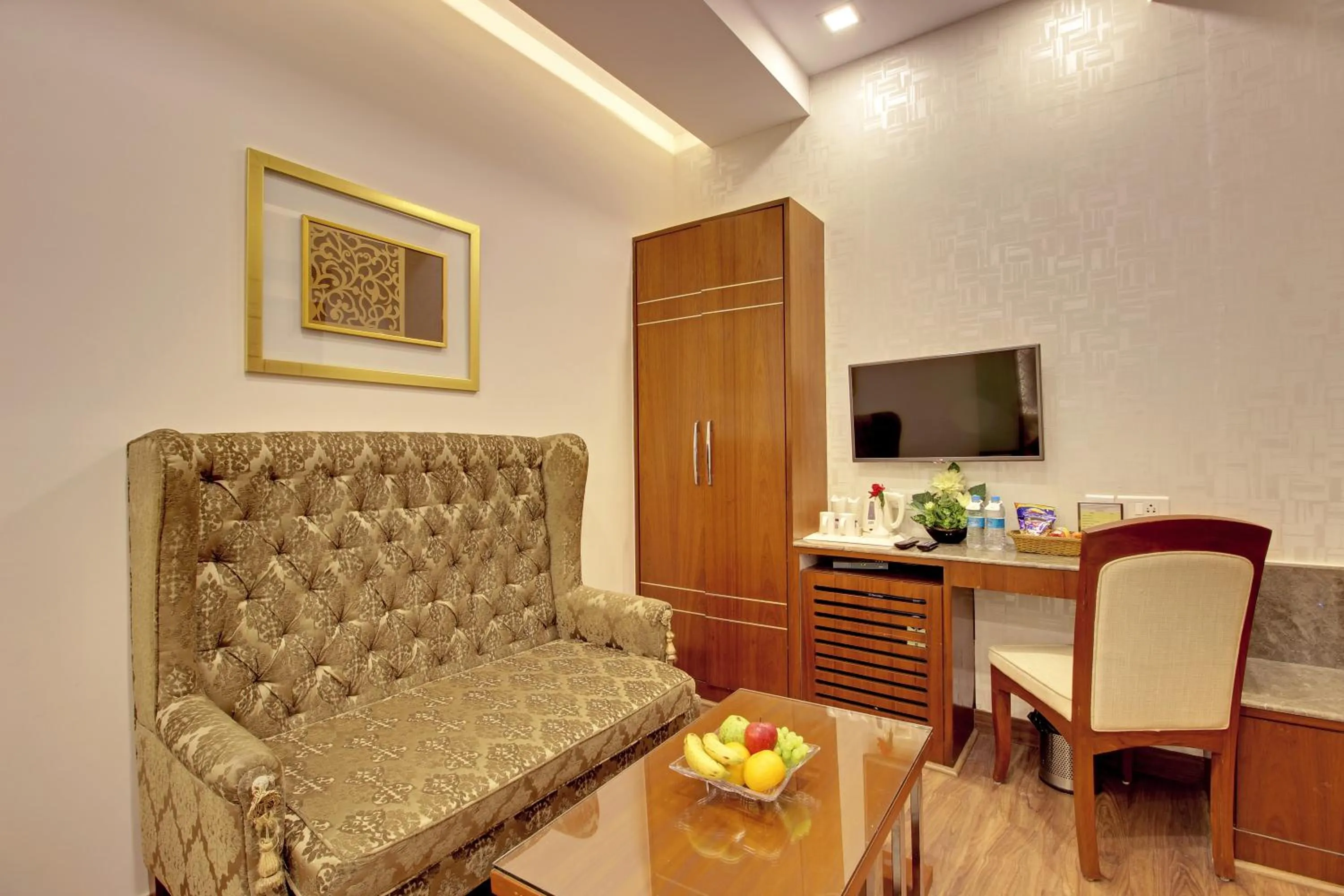 cot in Hotel Swaran Palace