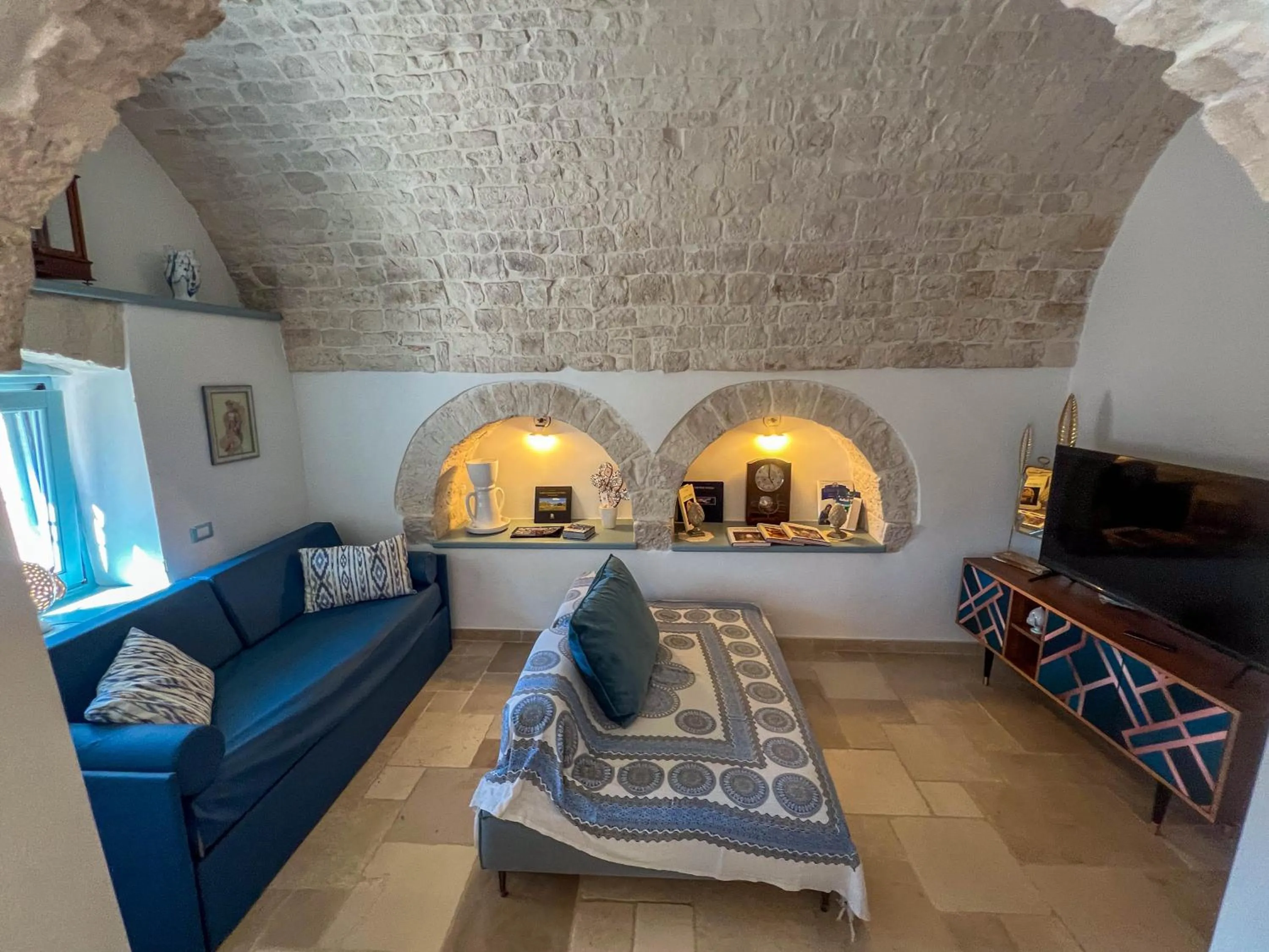 Communal lounge/ TV room, Bed in Trullo Dimora Podere Papilio