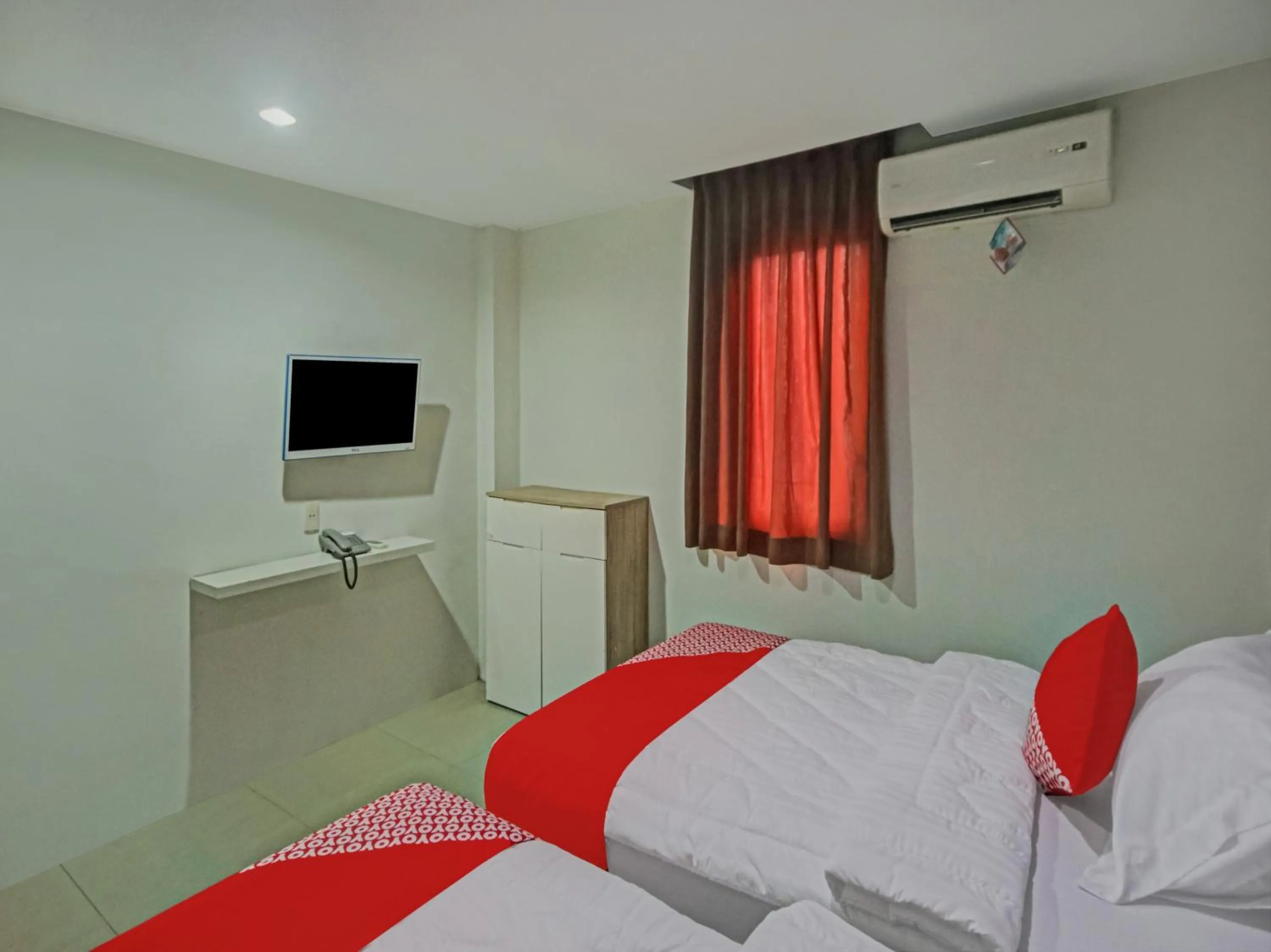 Bedroom, TV/Entertainment Center in OYO 2574 Z Suites Hotel