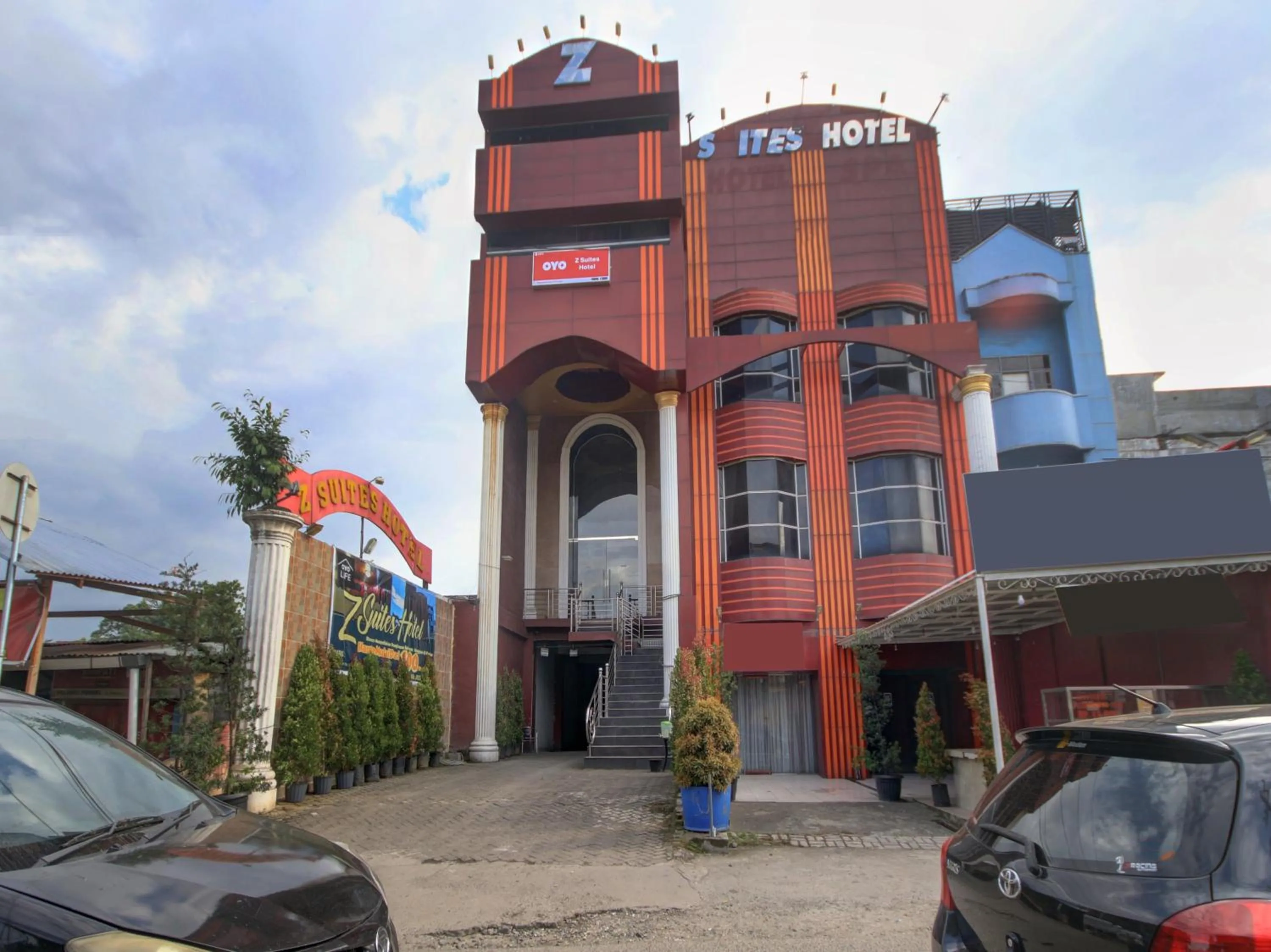 Property building in OYO 2574 Z Suites Hotel