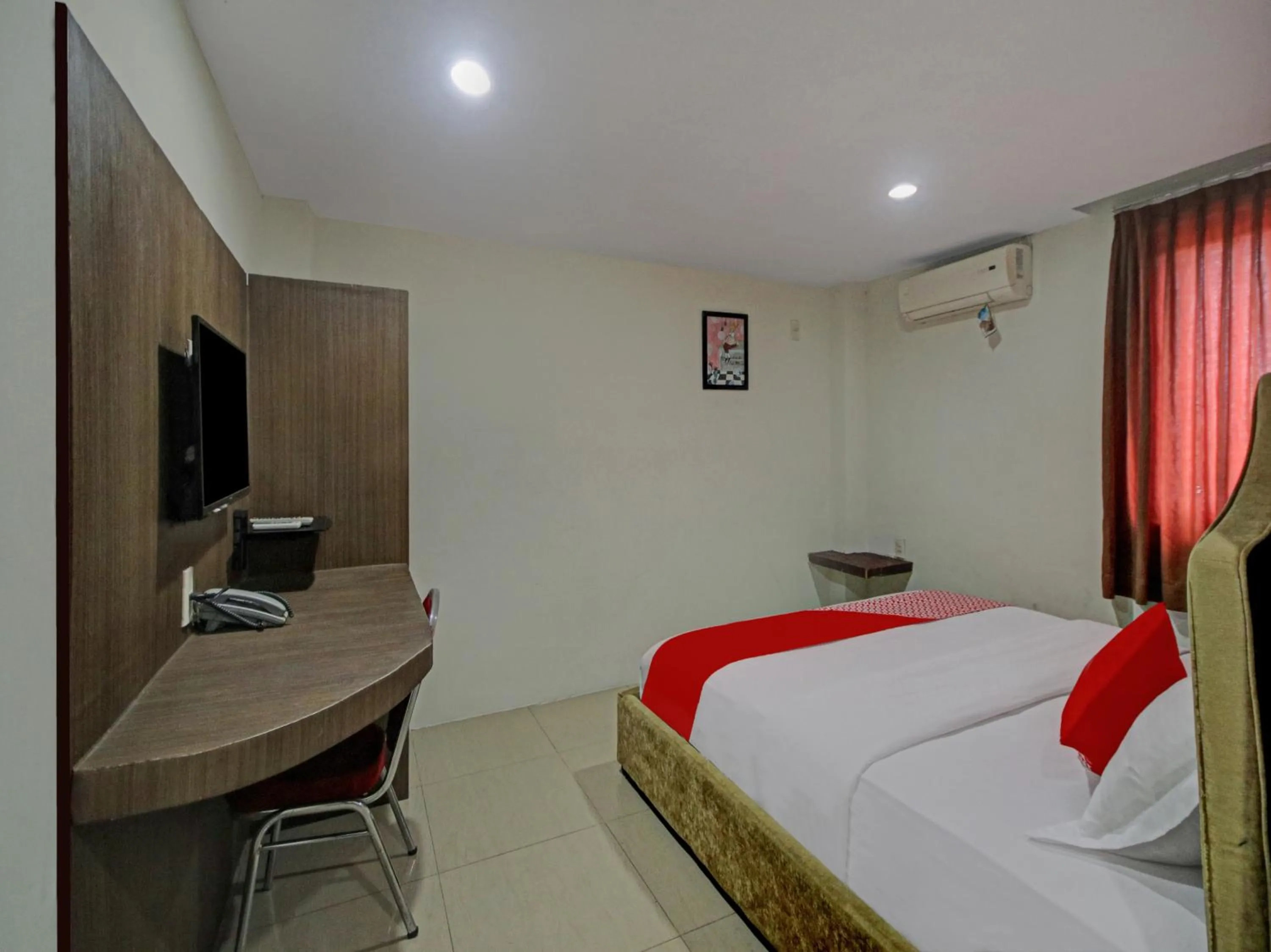 TV and multimedia in OYO 2574 Z Suites Hotel
