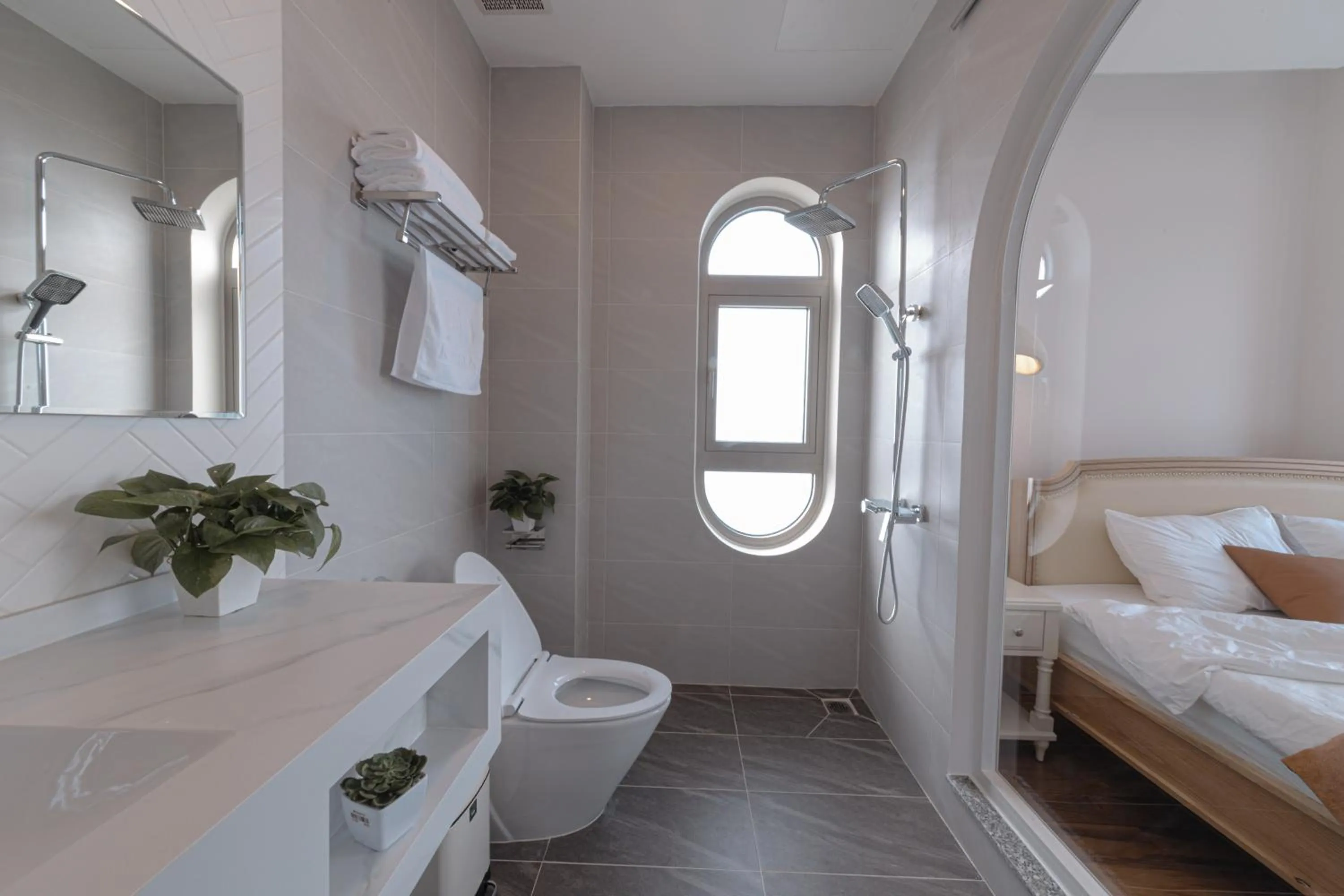 Shower, Bed in Jodi Dalat Hotel