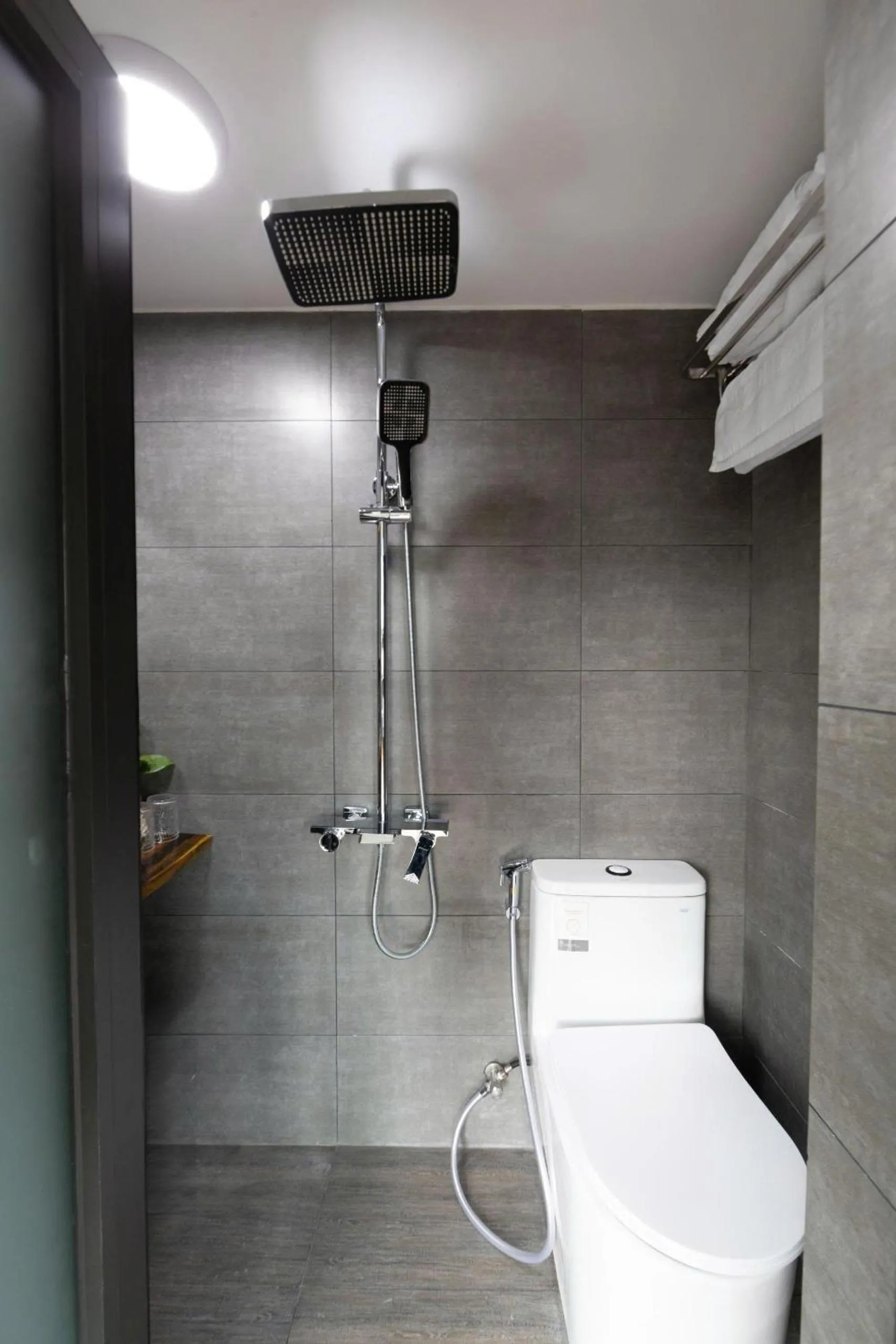 Bathroom in Jodi Dalat Hotel