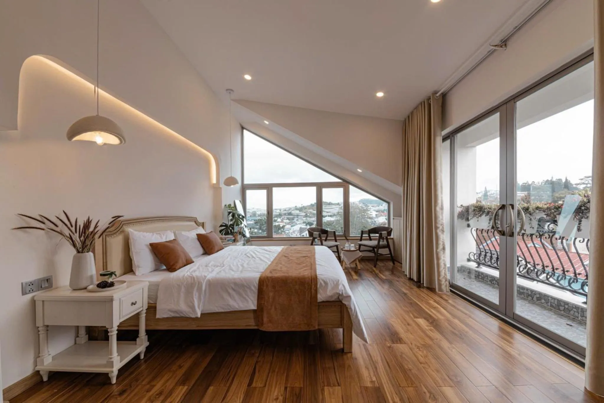 Photo of the whole room, Bed in Jodi Dalat Hotel