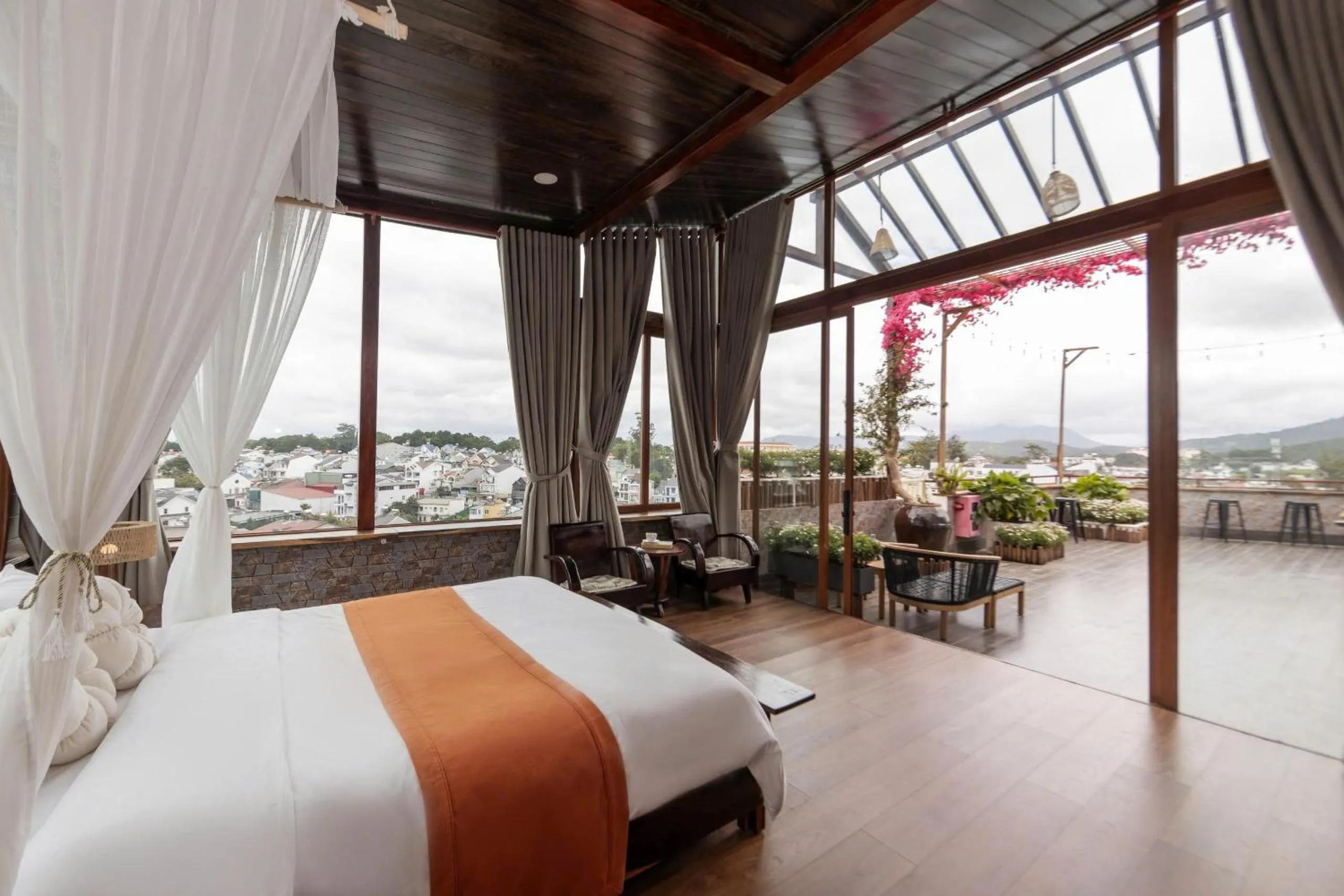 View (from property/room), Bed in Jodi Dalat Hotel