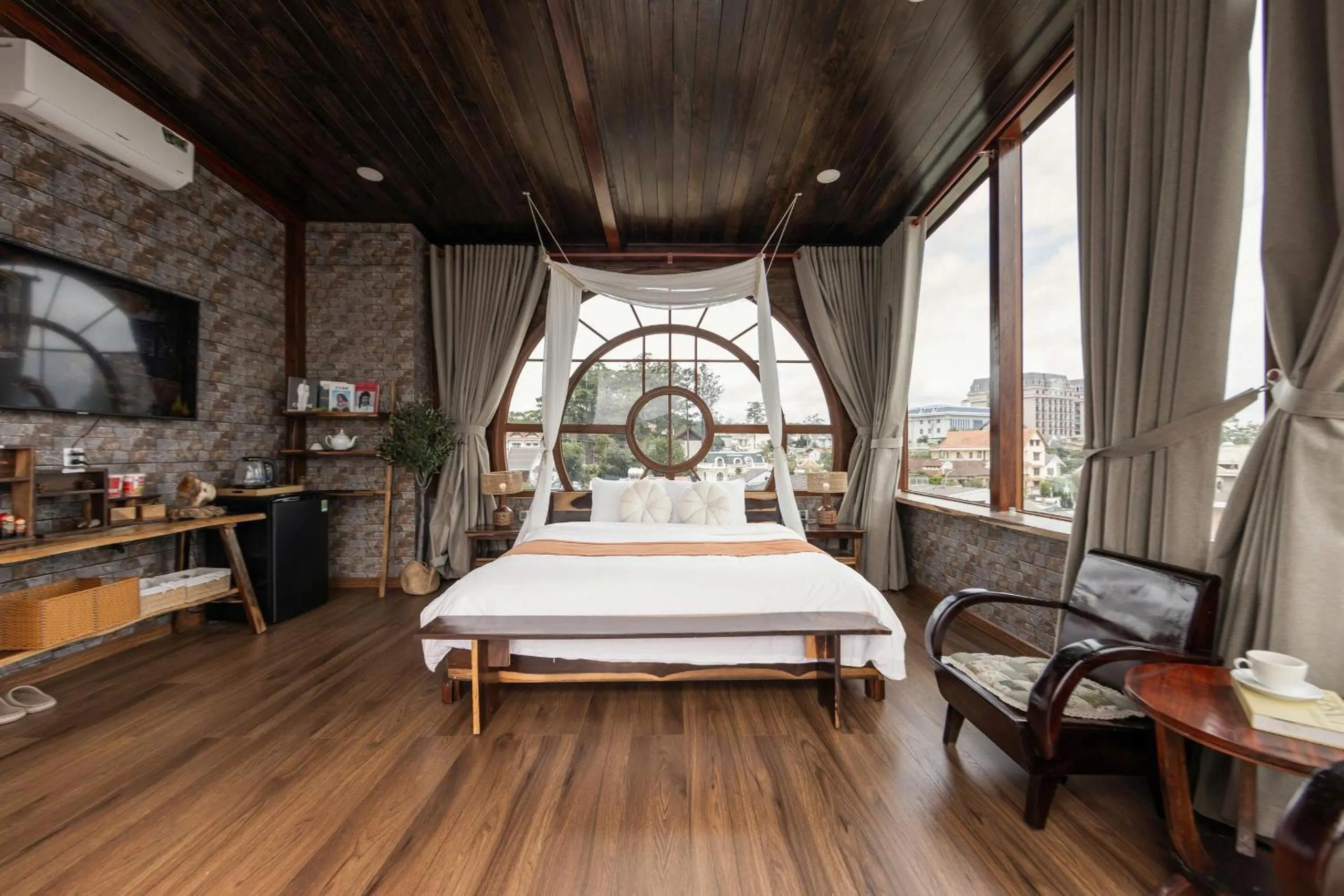 Photo of the whole room, Bed in Jodi Dalat Hotel