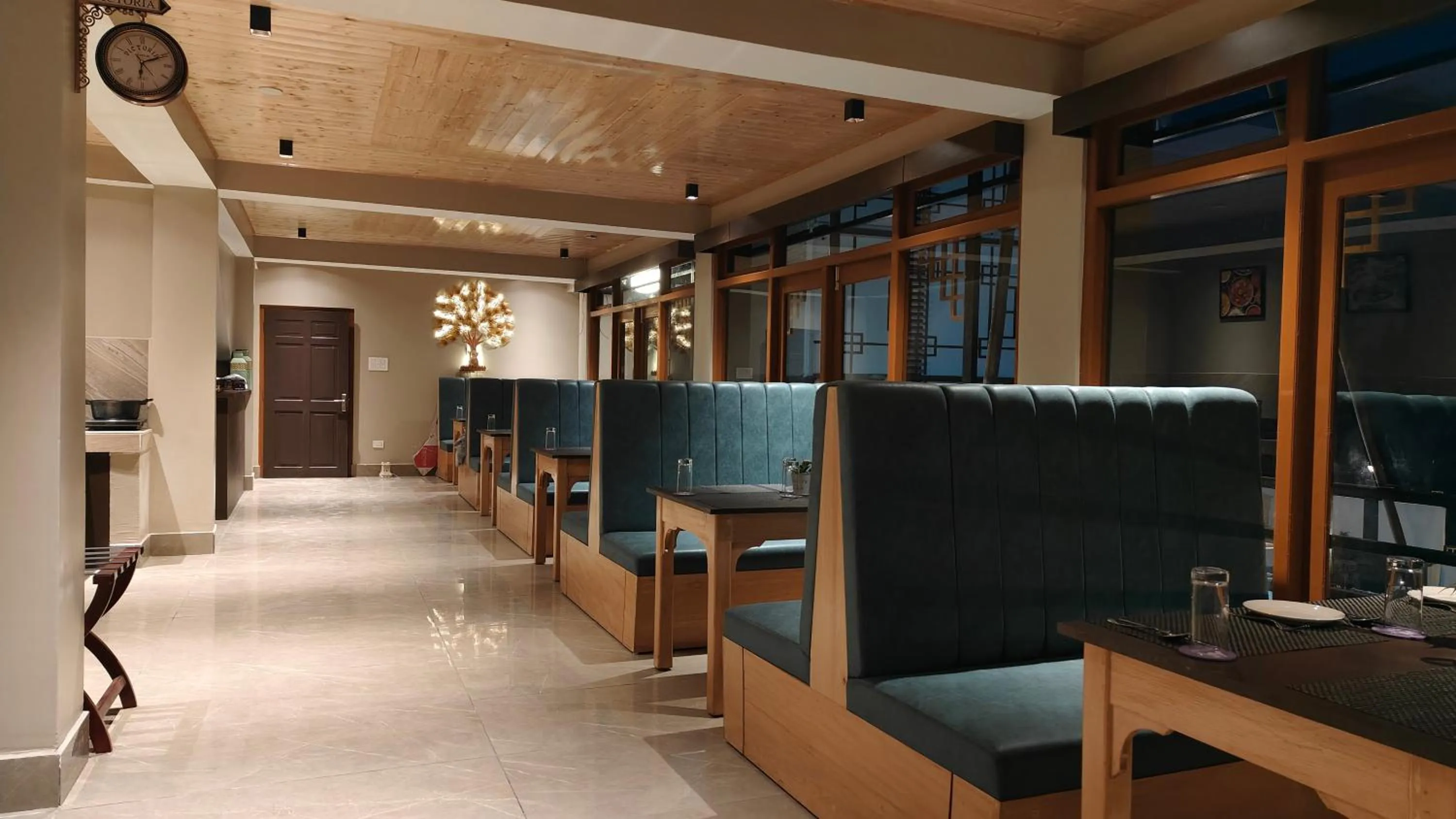 Restaurant/places to eat in Mount Bayul Shangri-La Resort