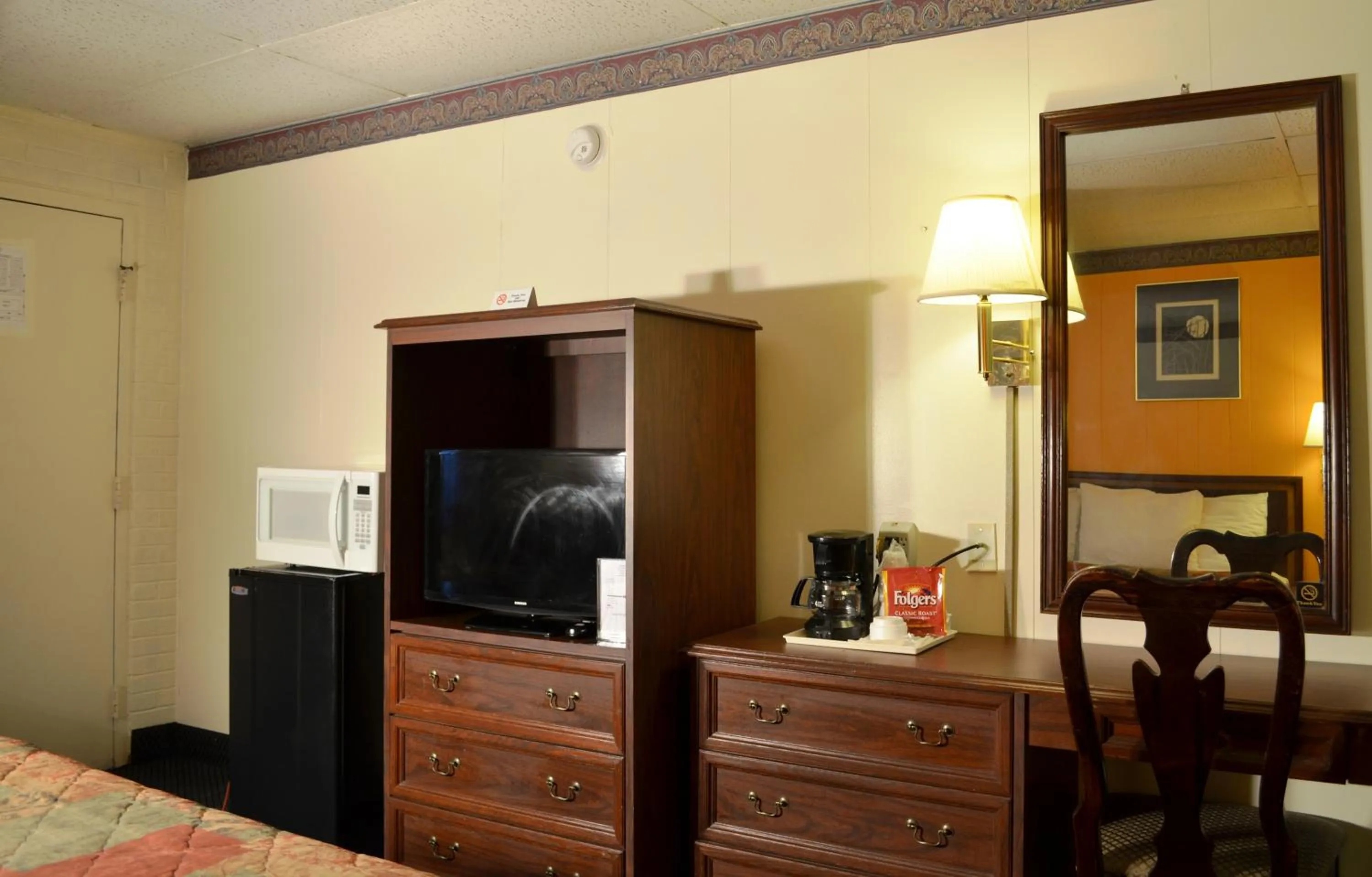 Photo of the whole room in Economy Inn Bluefield
